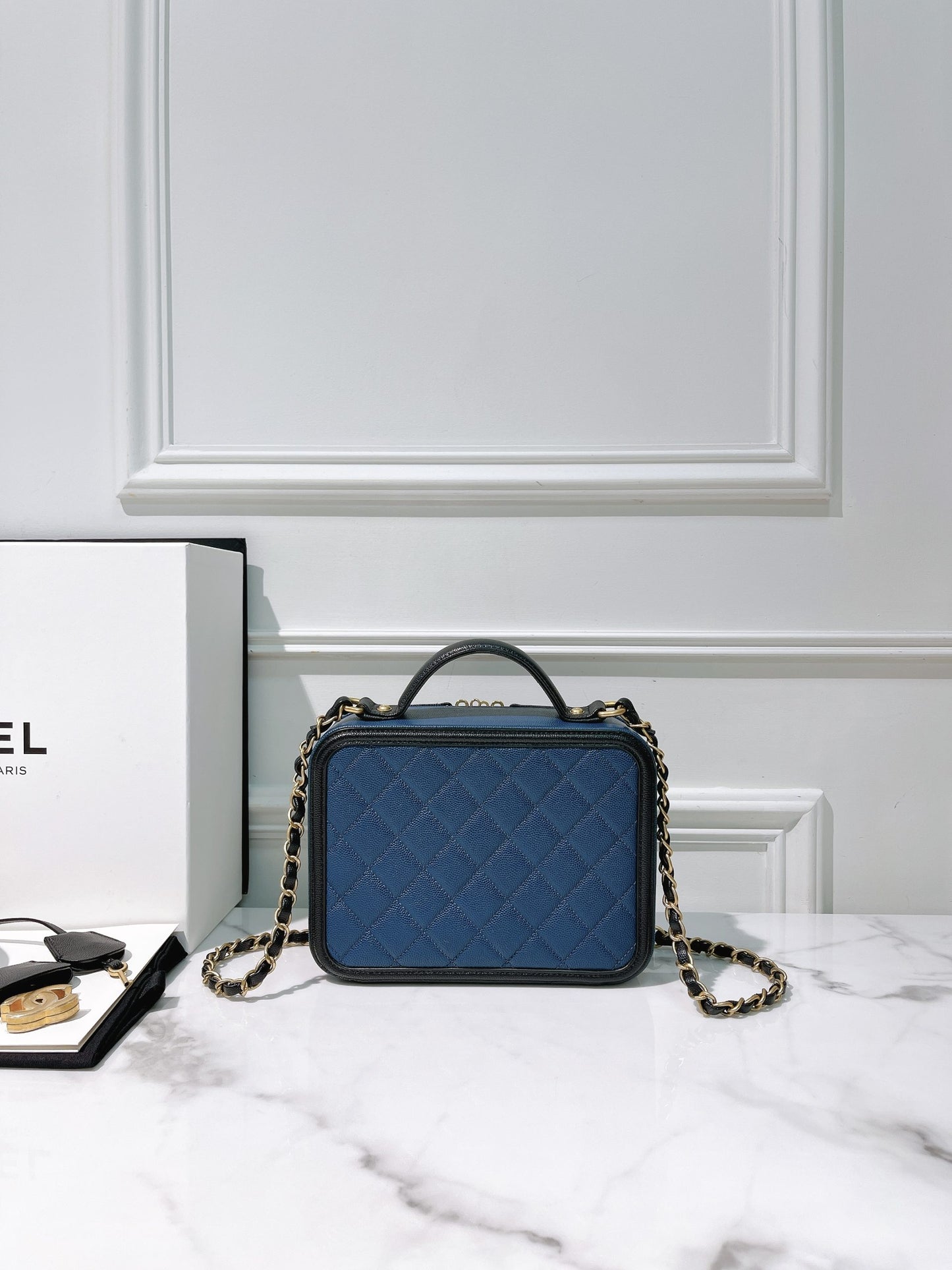 CHANEL VANITY CASE, Black/Navy/Gold
