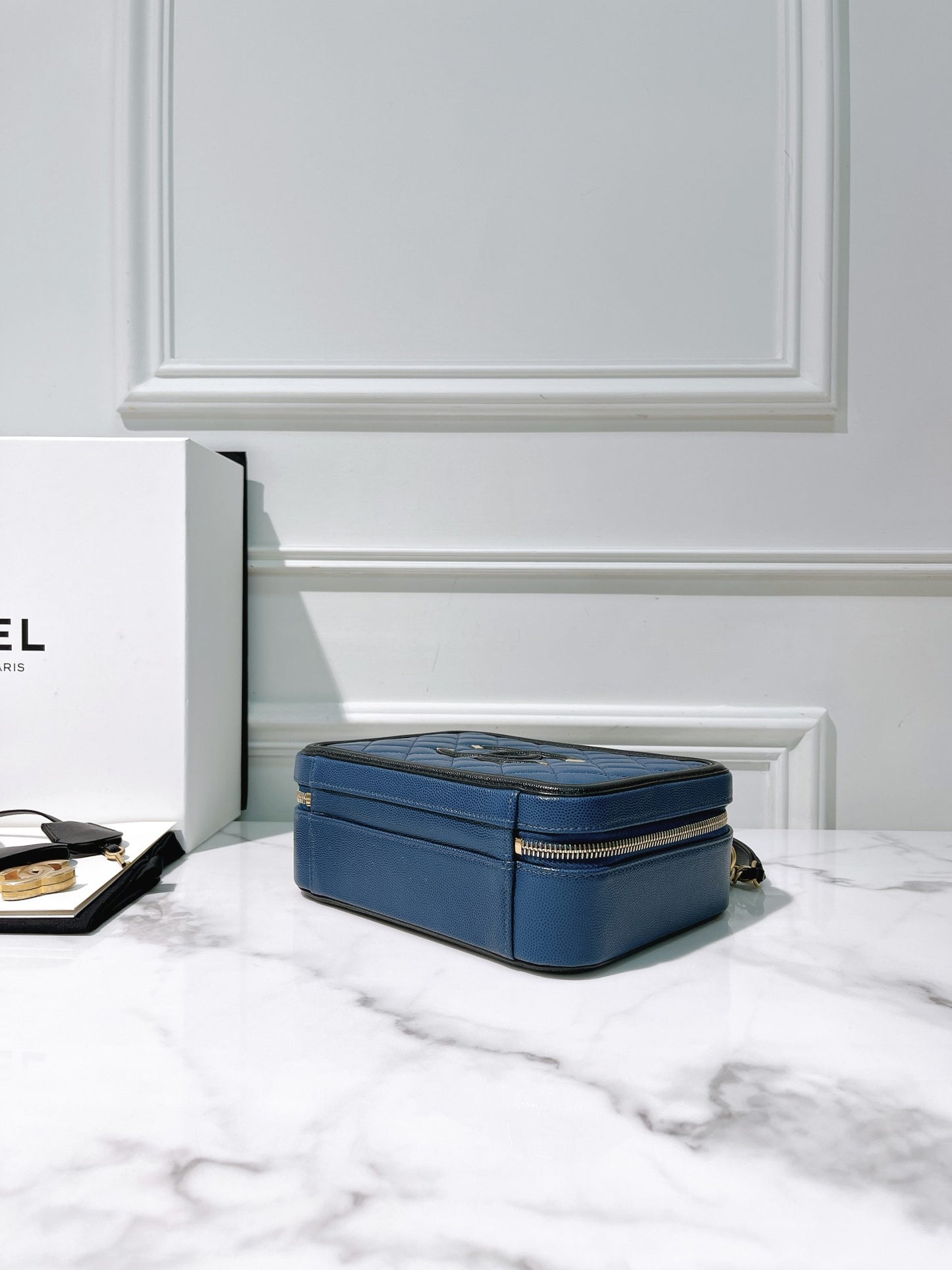 CHANEL VANITY CASE, Black/Navy/Gold