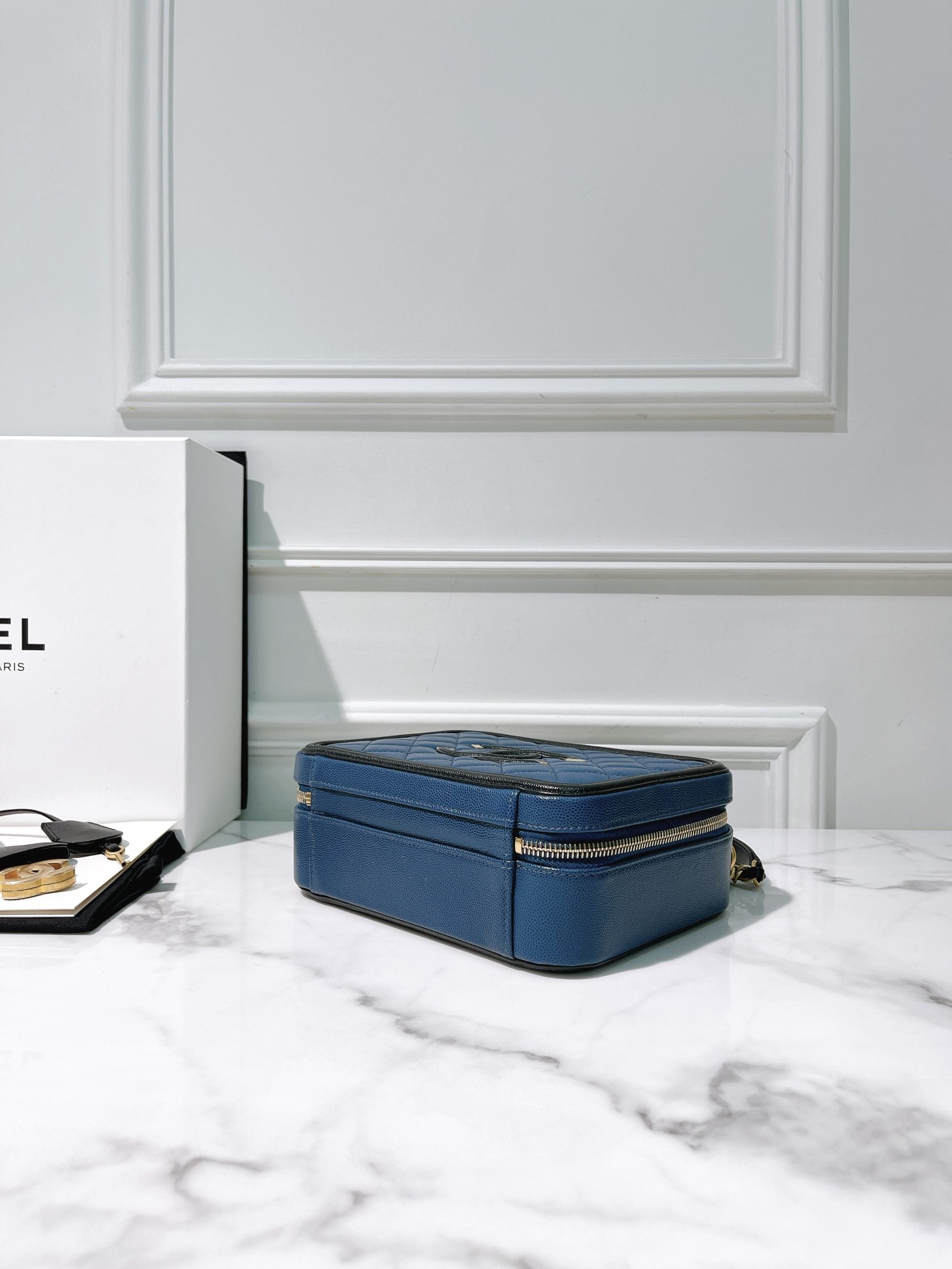 CHANEL VANITY CASE, Black/Navy/Gold