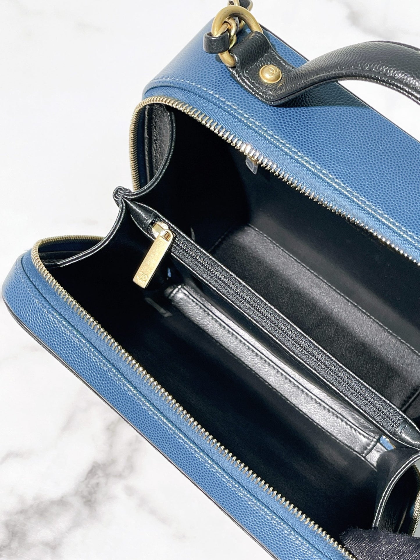 CHANEL VANITY CASE, Black/Navy/Gold