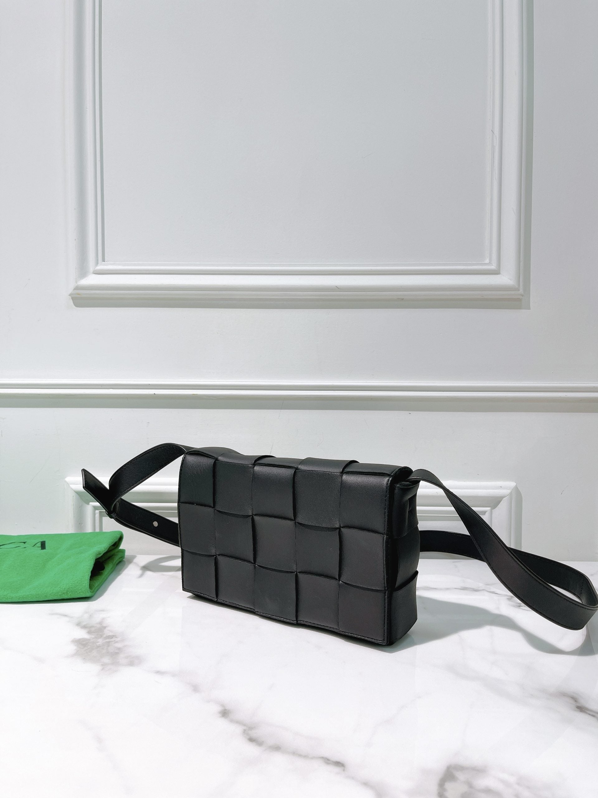 BOTTEGA VENETA CASSETTE, Black