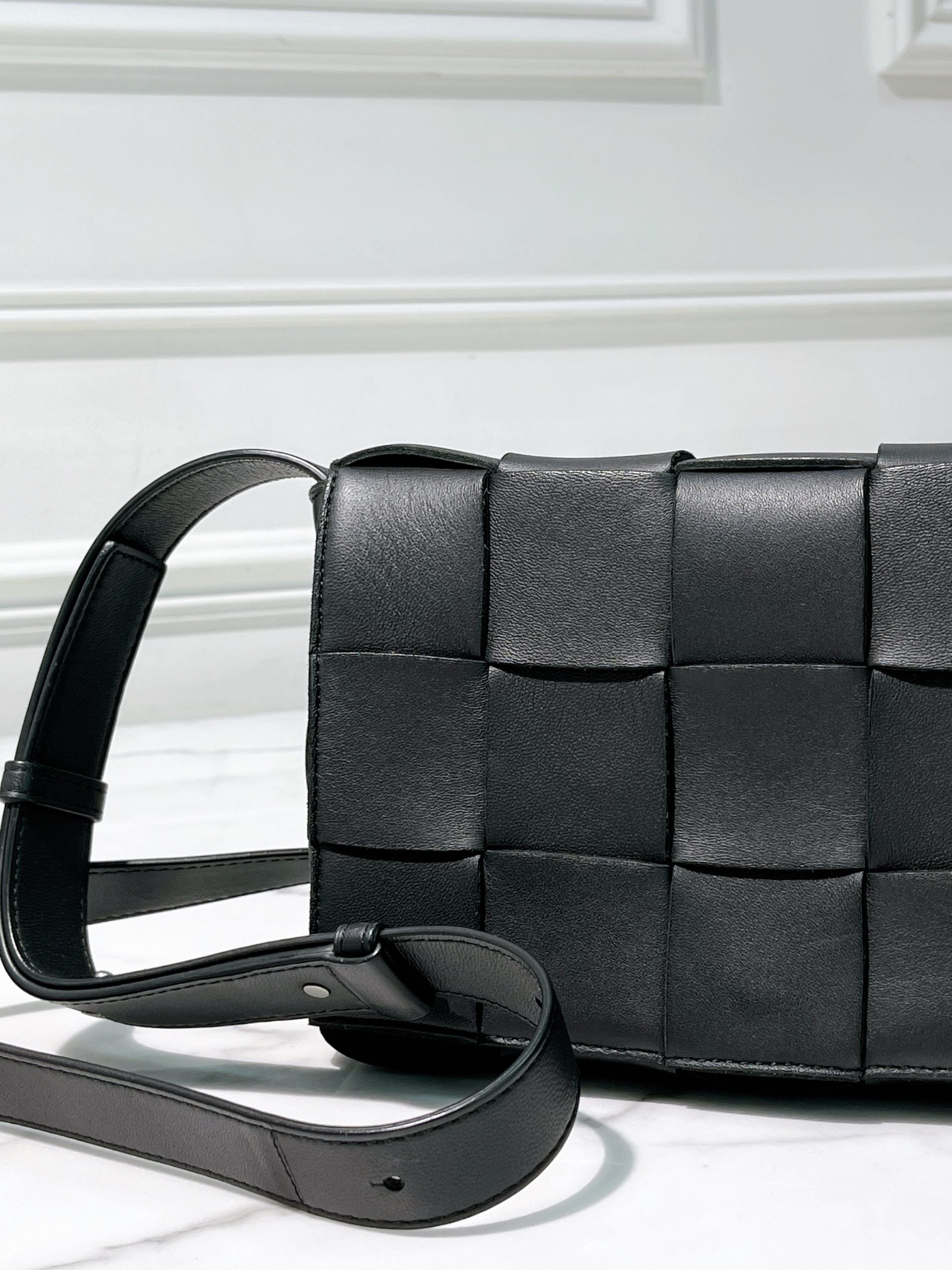 BOTTEGA VENETA CASSETTE, Black