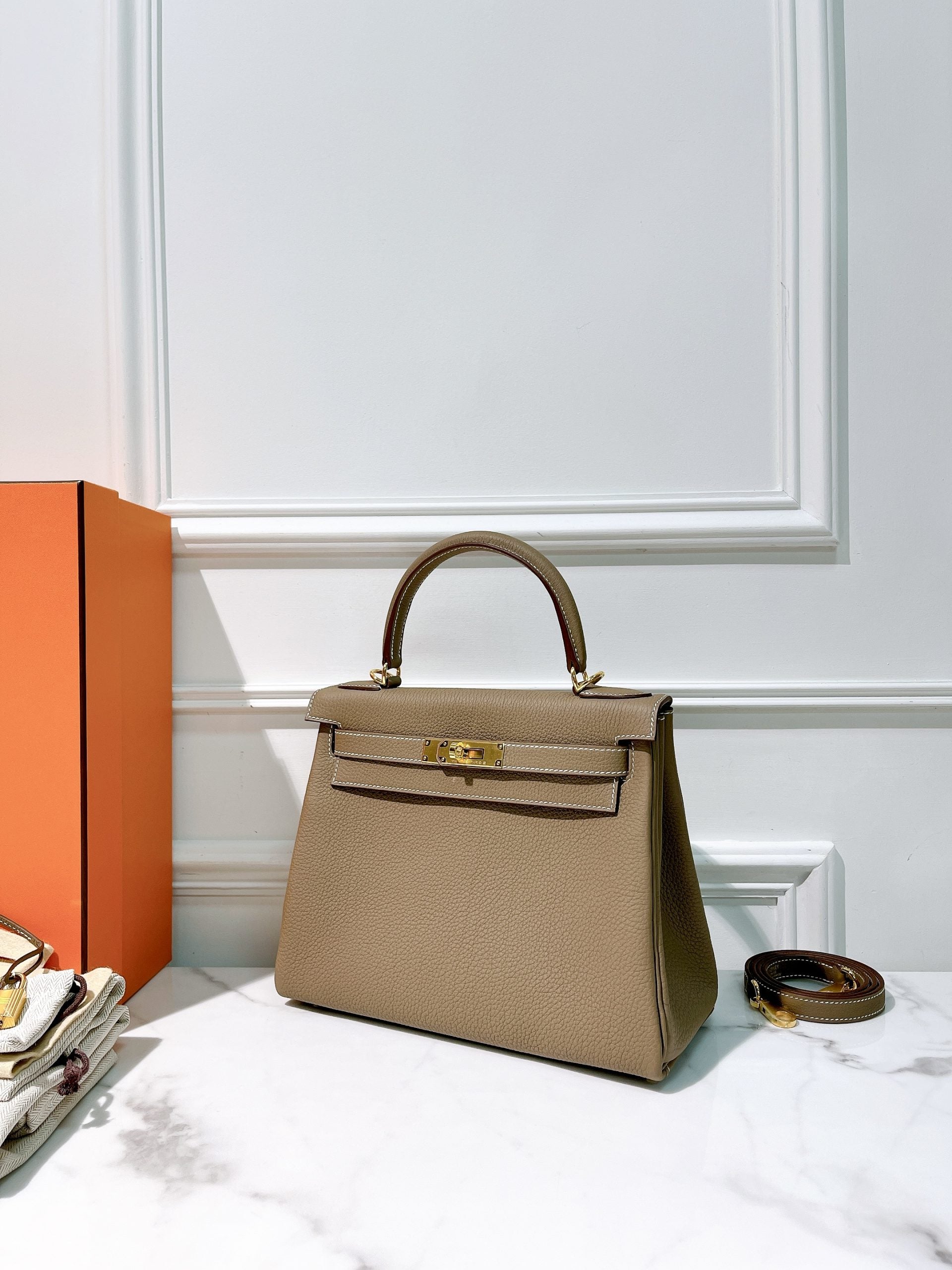 HERMES KELLY 28, Etoupe/Gold