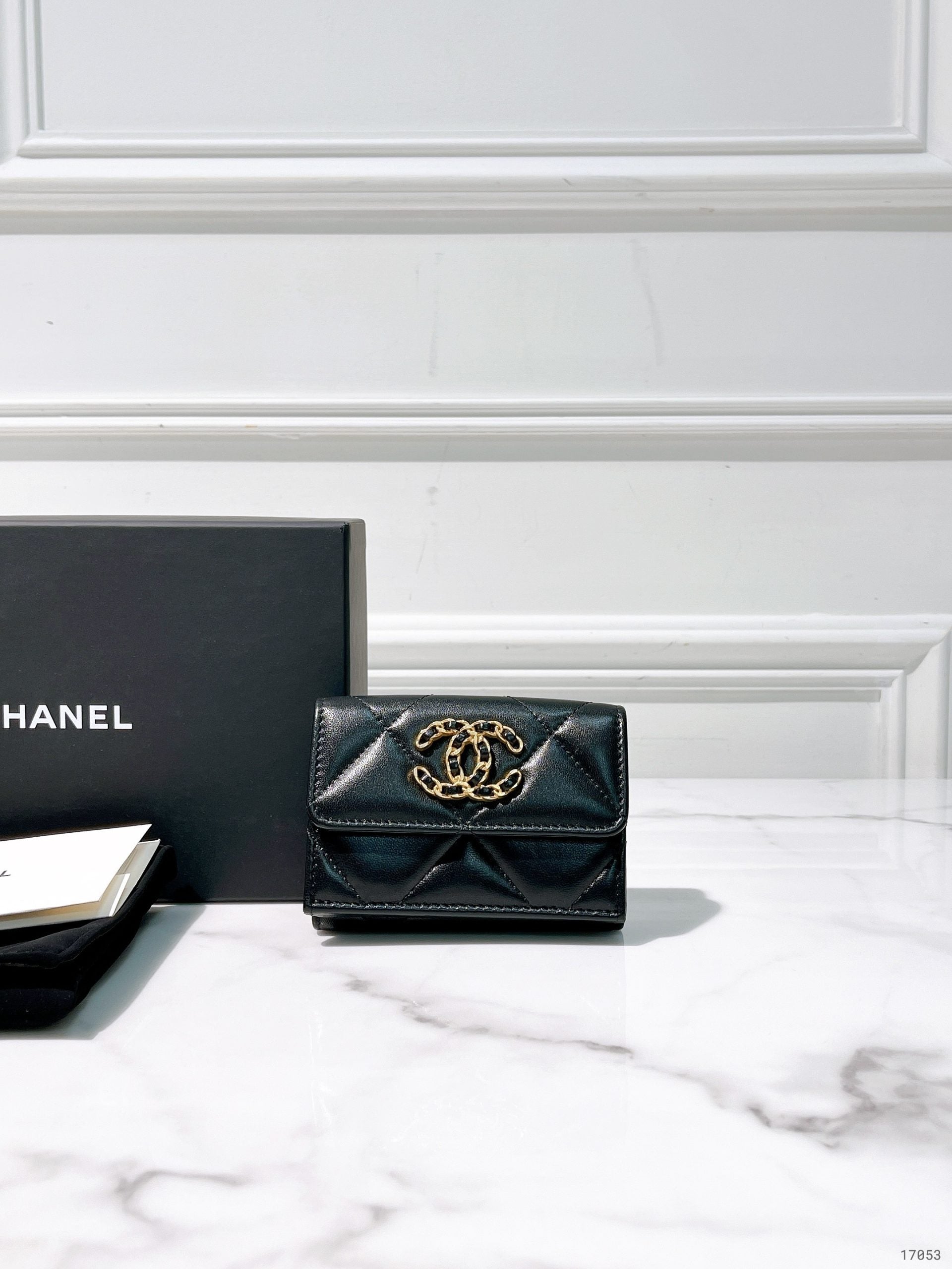 CHANEL 19 WALLET, Black/Gold
