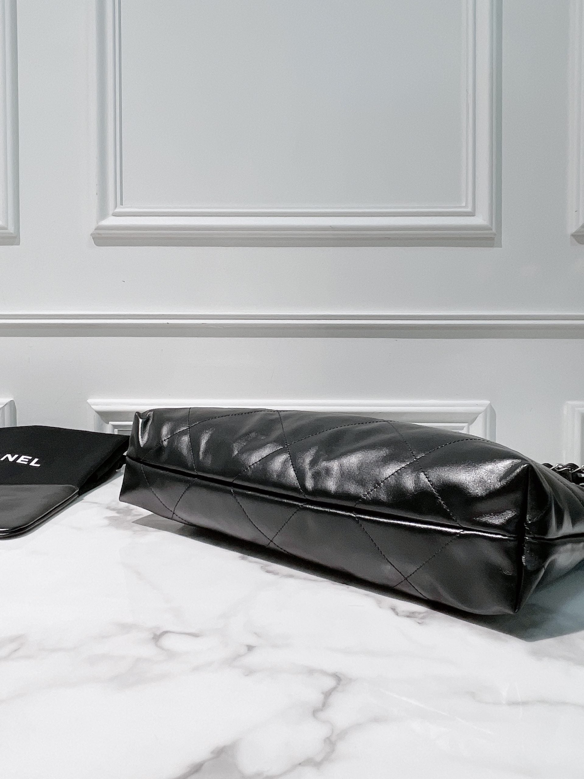 CHANEL 22 BAG, Black/Silver