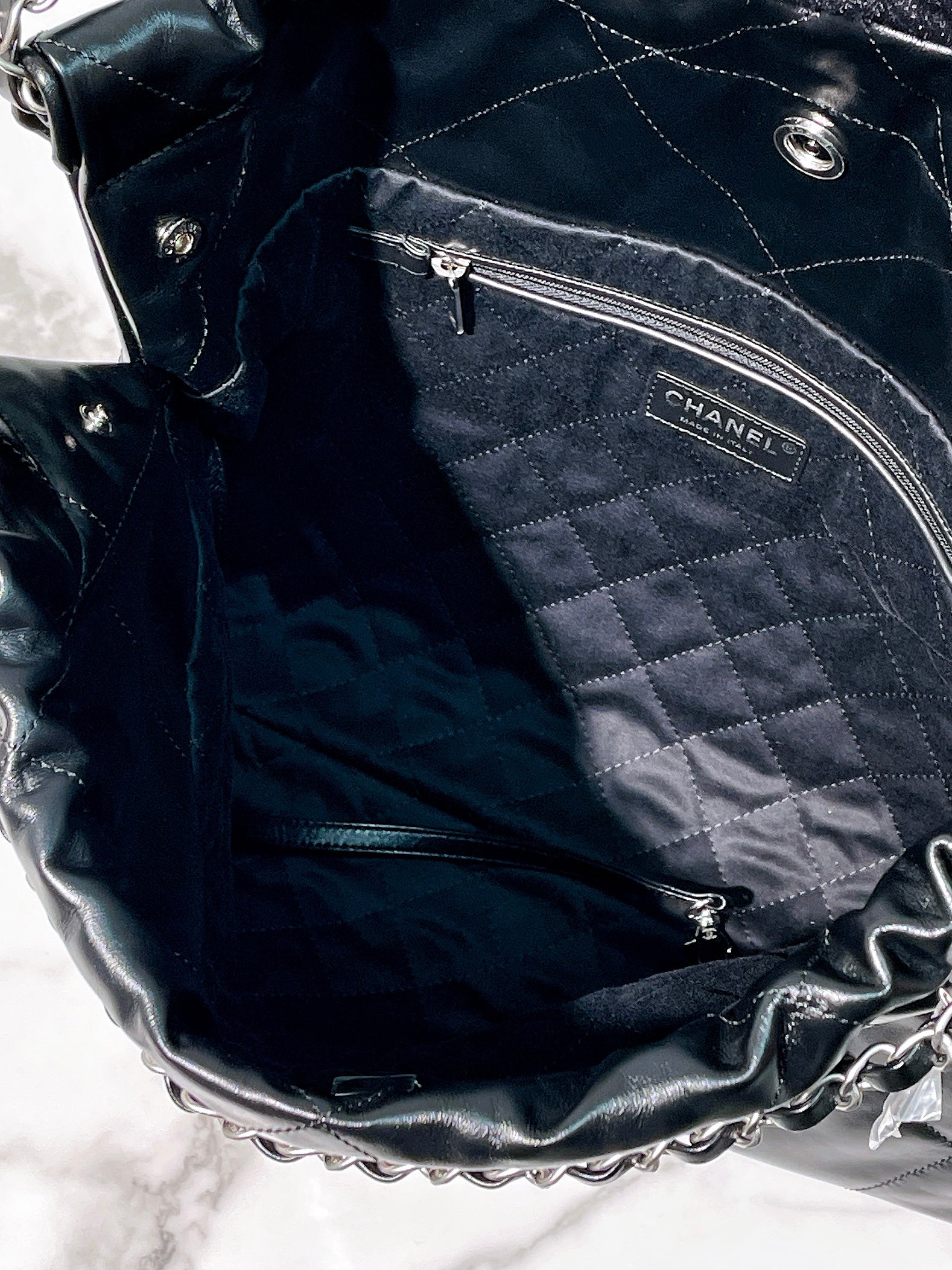 CHANEL 22 BAG, Black/Silver