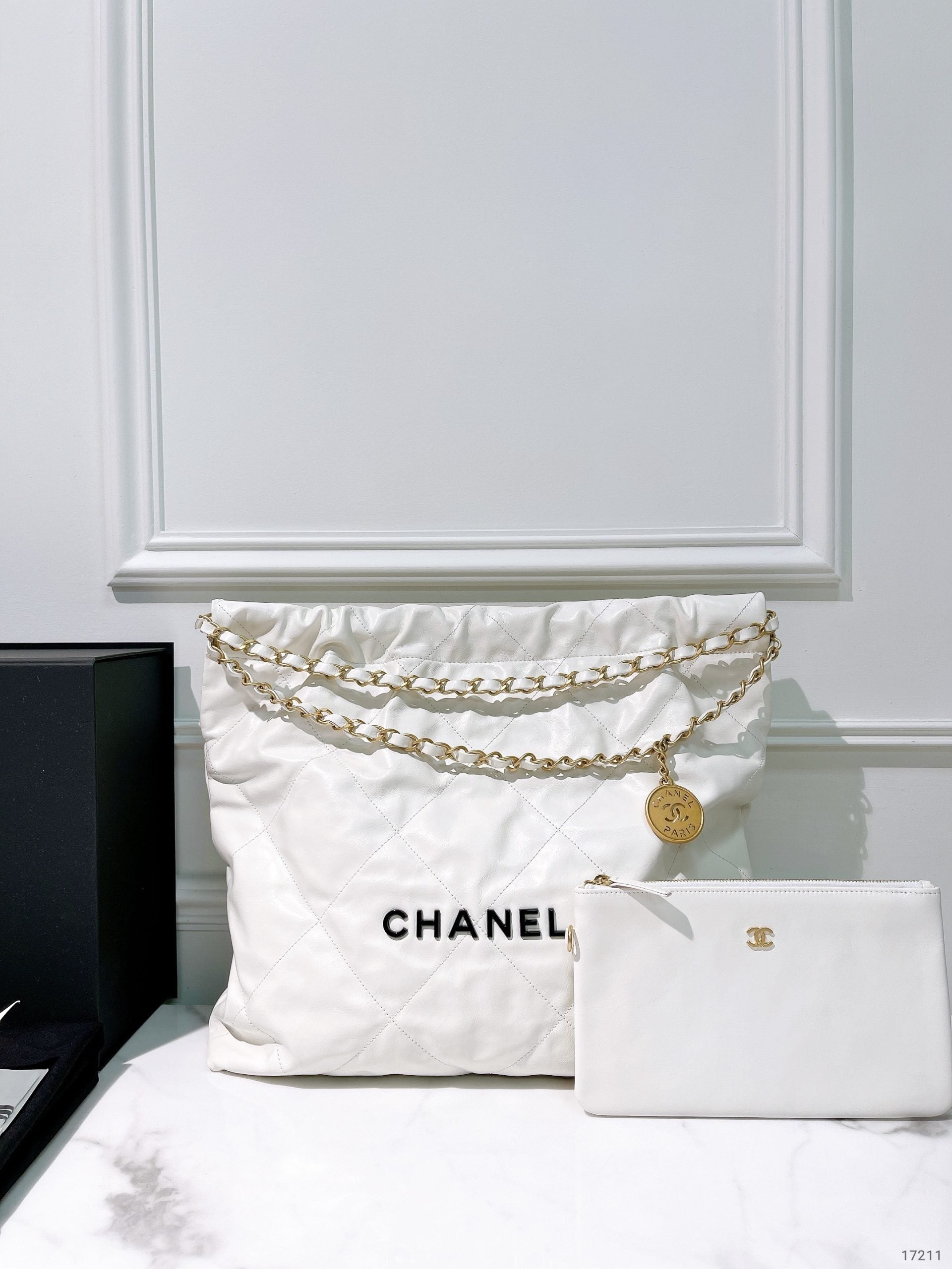 CHANEL 22 BAG MEDIUM, White/Gold