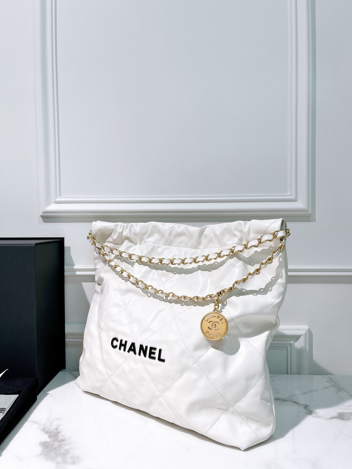 CHANEL 22 BAG MEDIUM, White/Gold