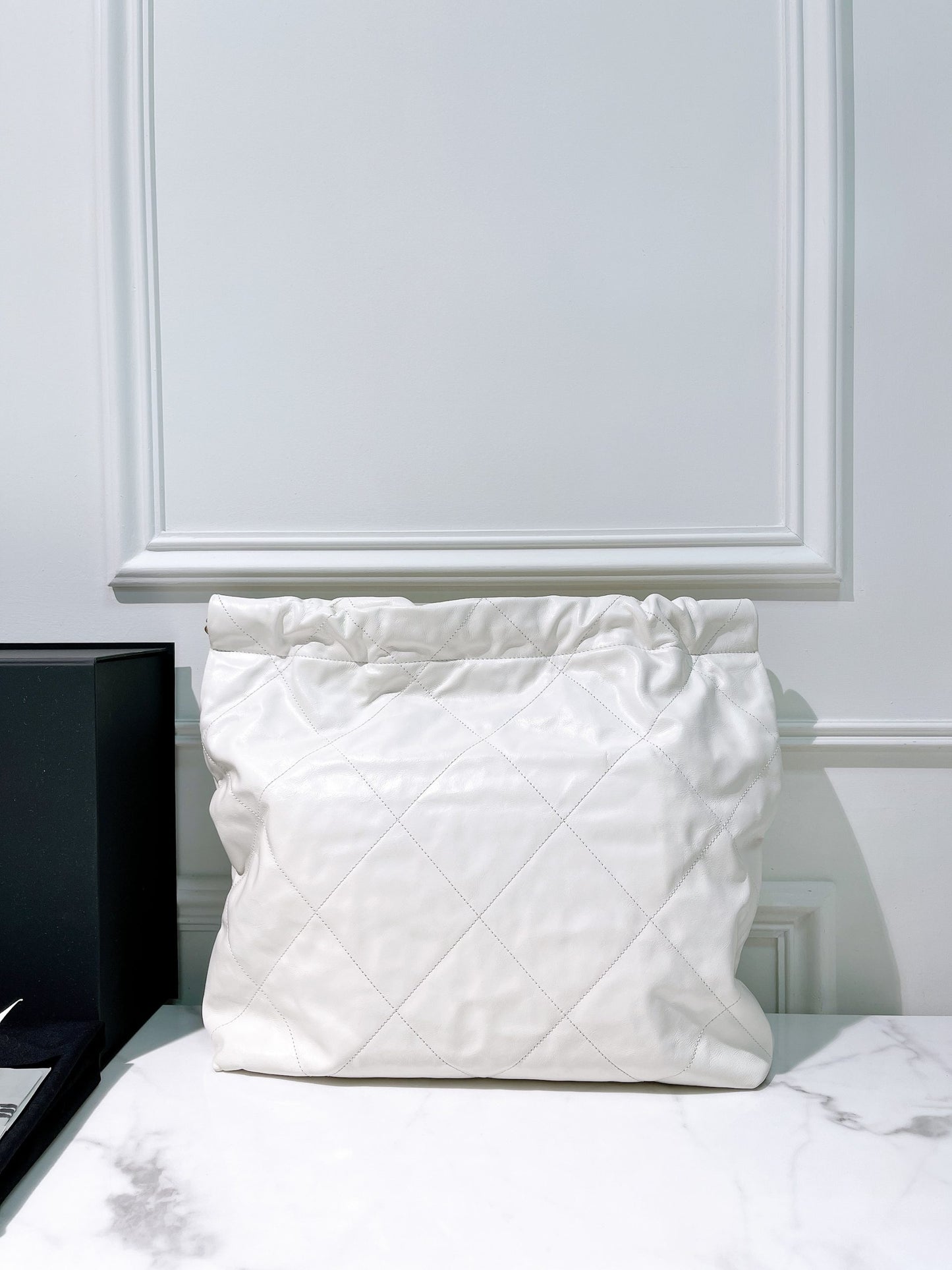 CHANEL 22 BAG MEDIUM, White/Gold