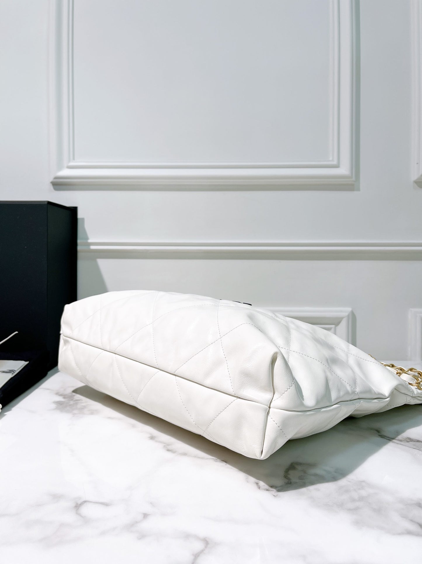 CHANEL 22 BAG MEDIUM, White/Gold