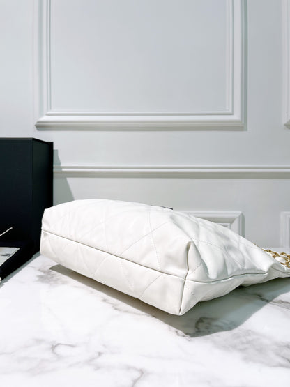 CHANEL 22 BAG MEDIUM, White/Gold