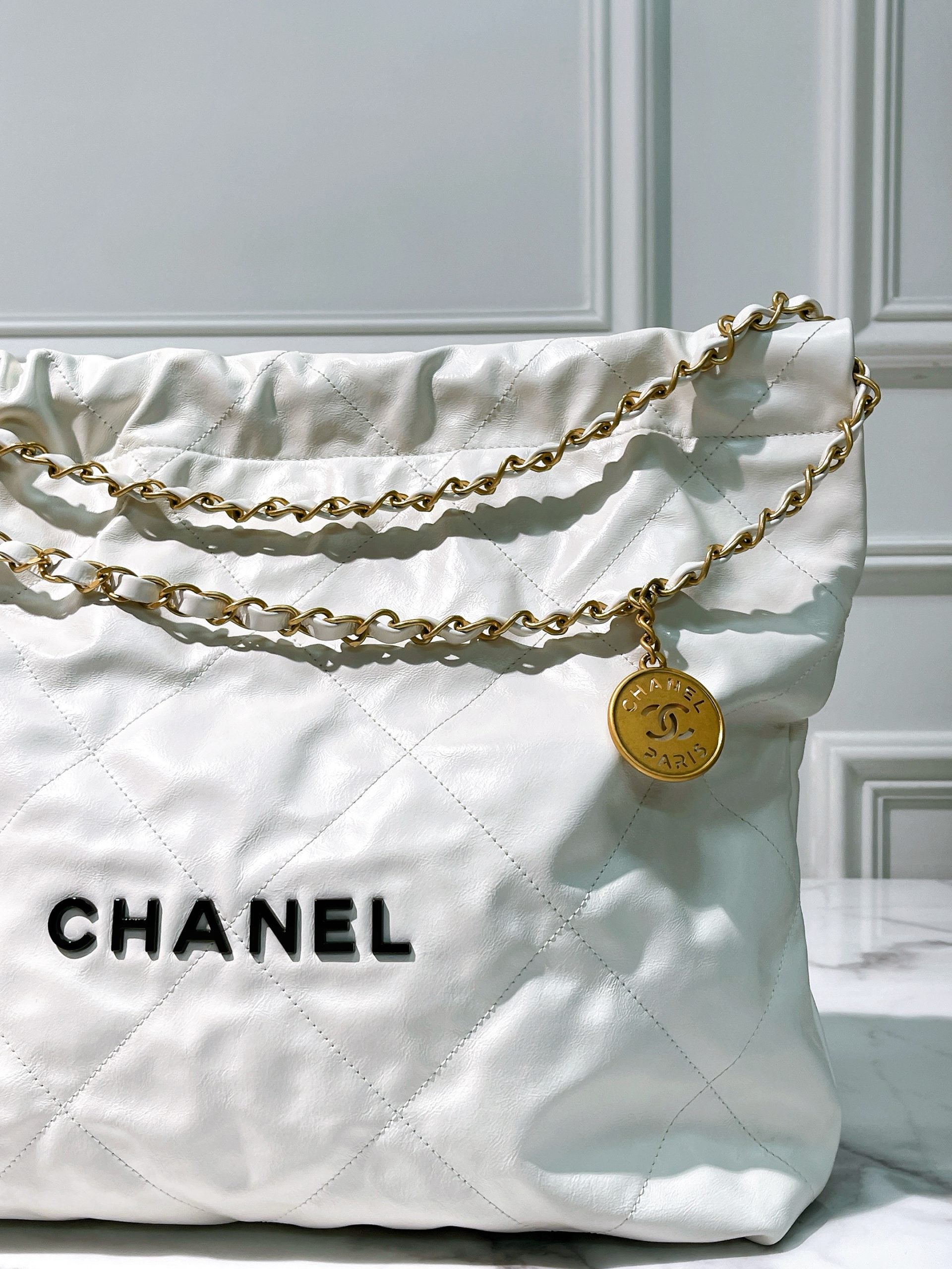 CHANEL 22 BAG MEDIUM, White/Gold