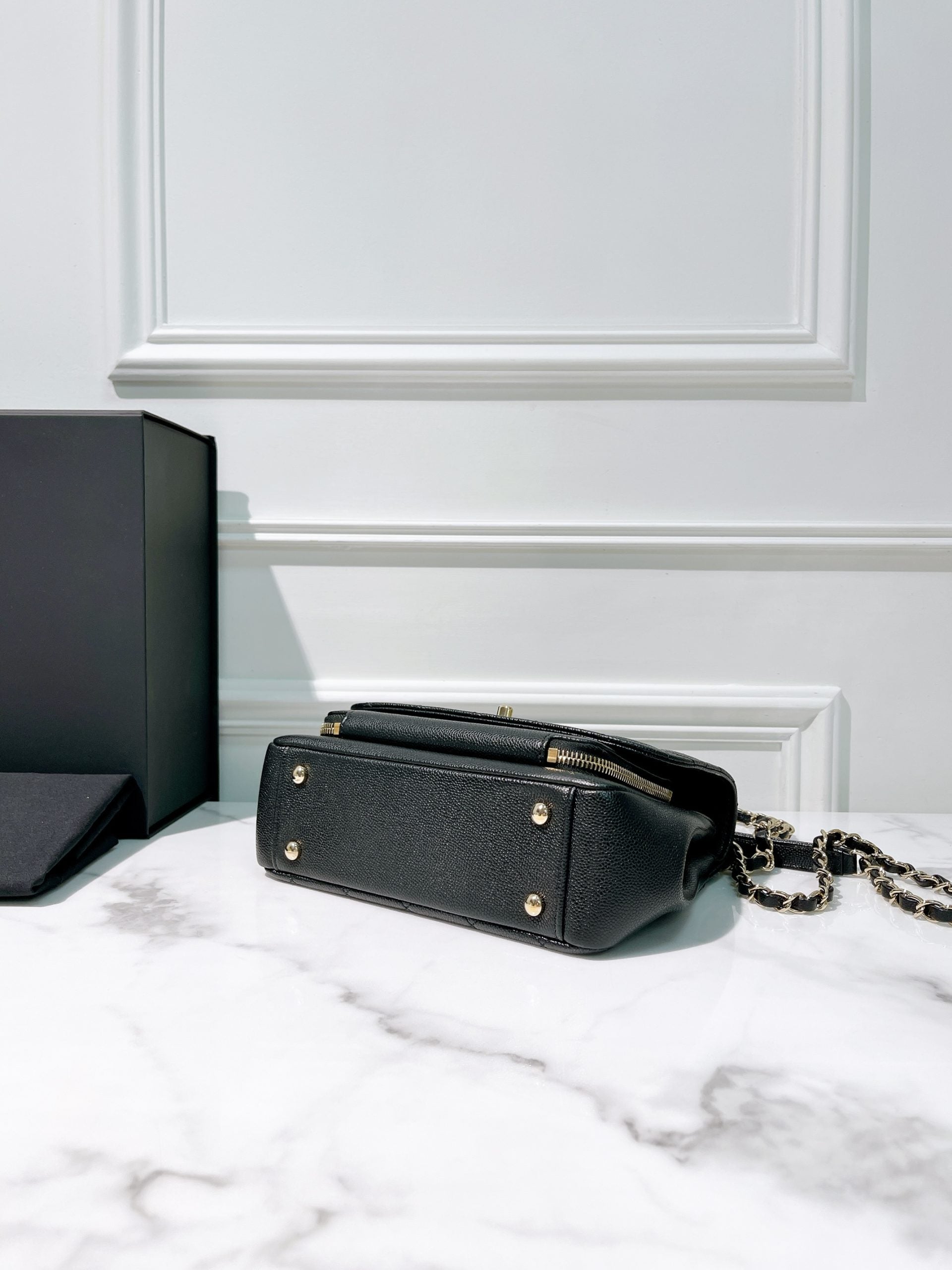 CHANEL AFFINITY MESSENGER BAG, Black/Gold