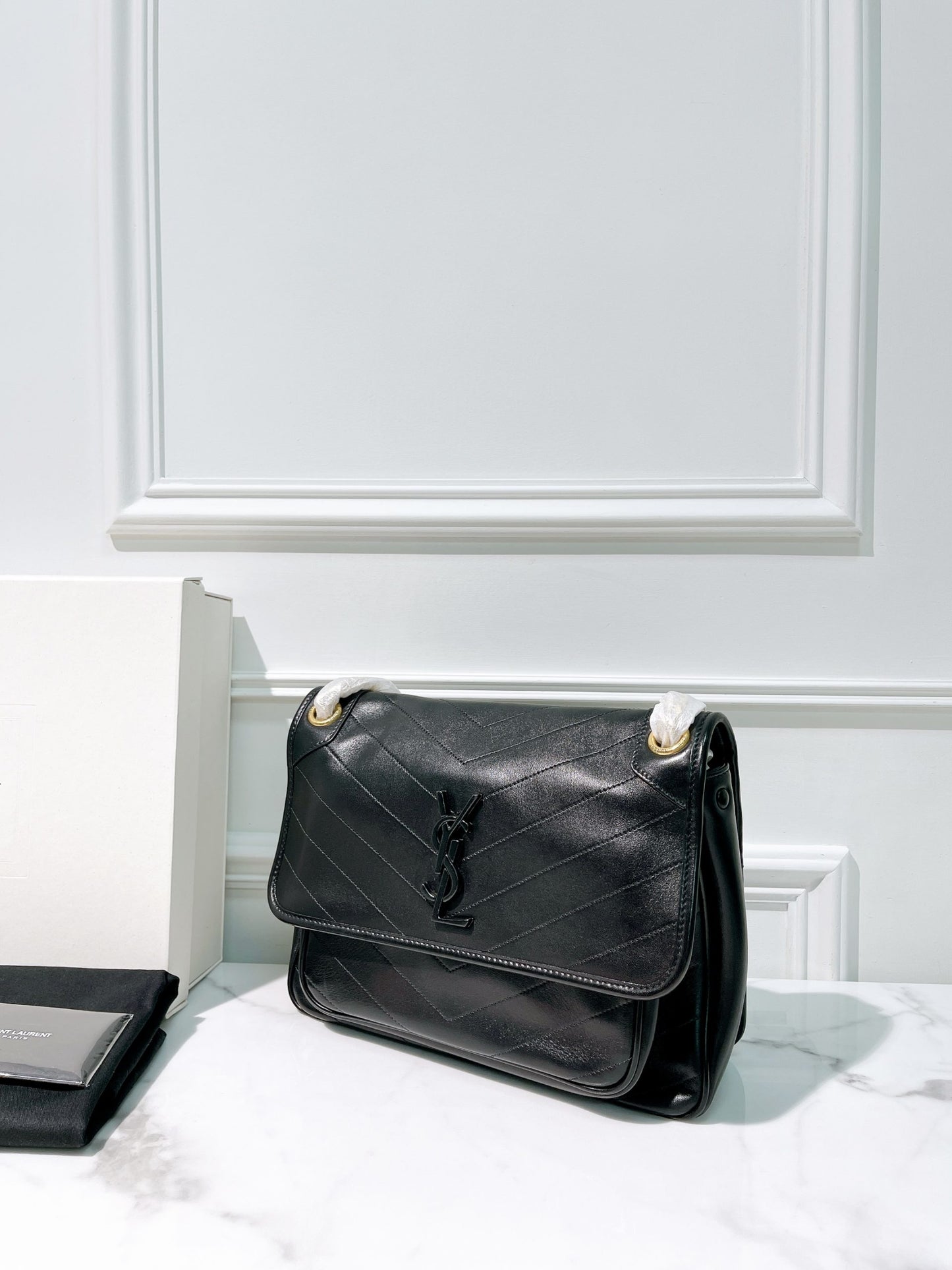 YSL NIKI MEDIUM, Black/Gold