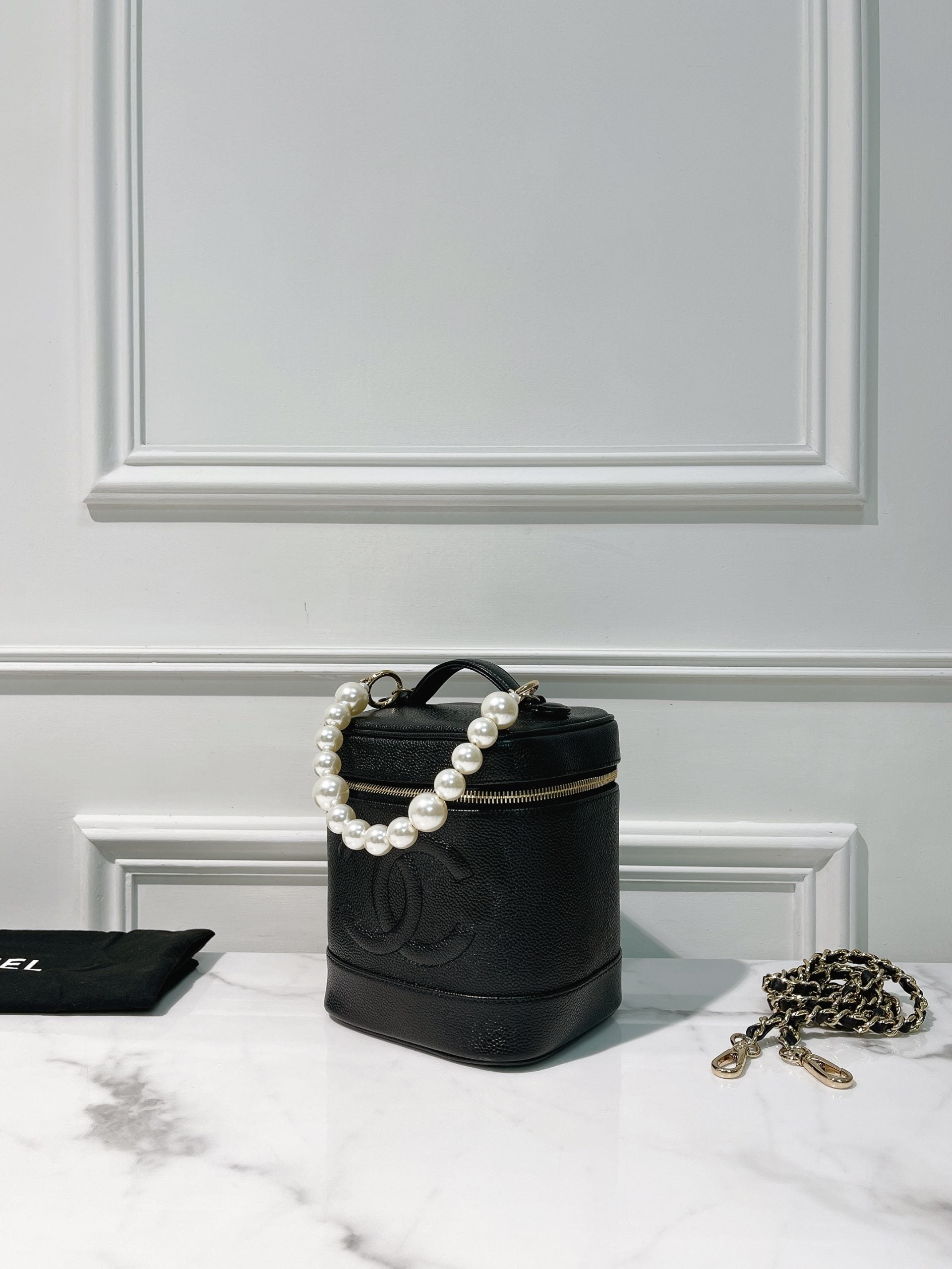 CHANEL VINTAGE VANITY CASE, Black/Gold