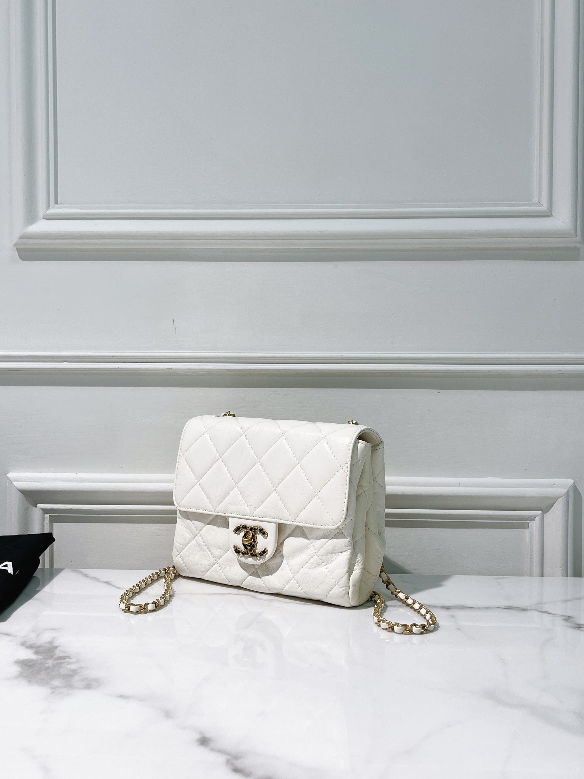 CHANEL 22C MINI SQUARE, White/Gold