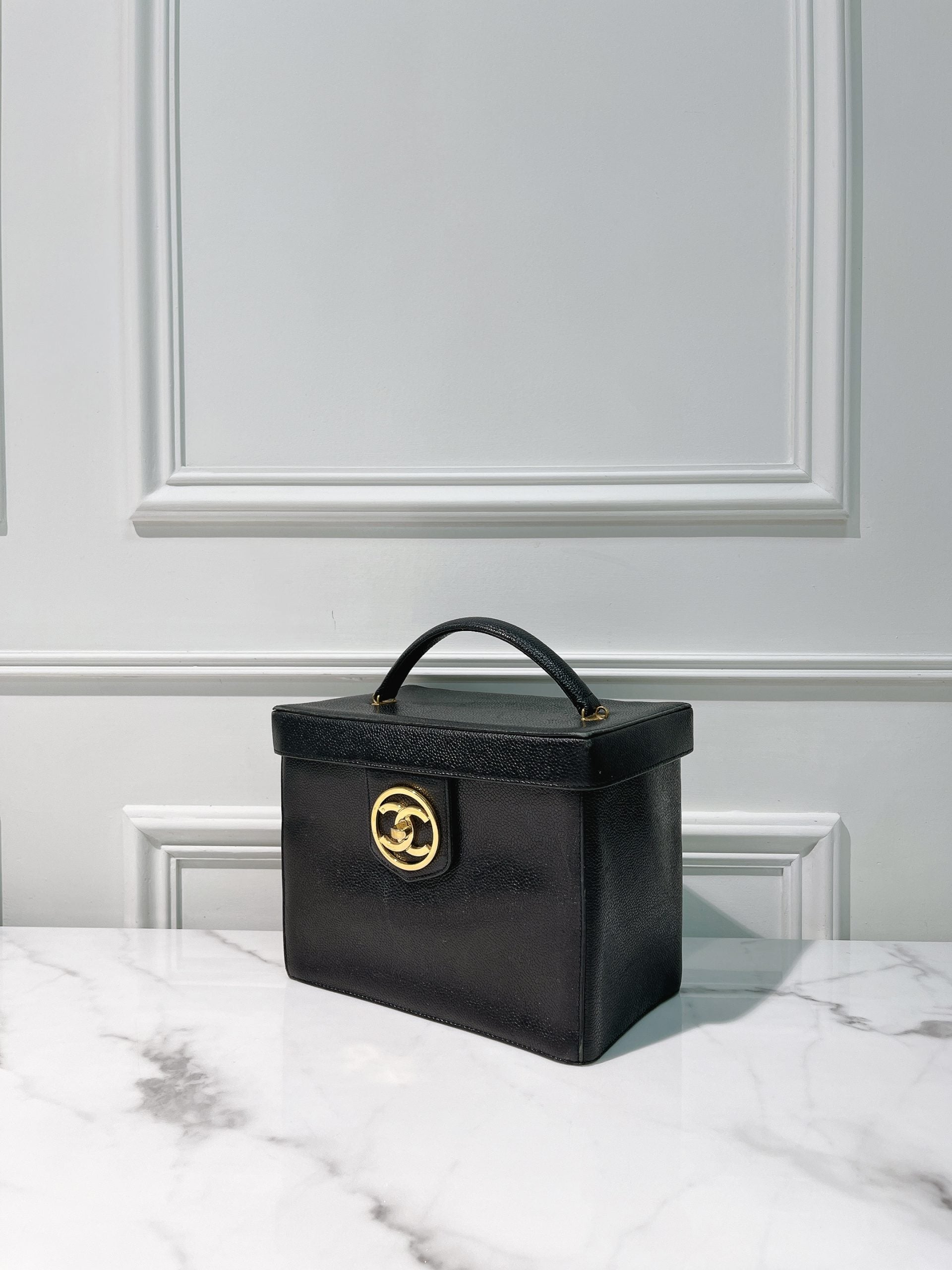 CHANEL VINTAGE VANITY BOX, Black/Gold