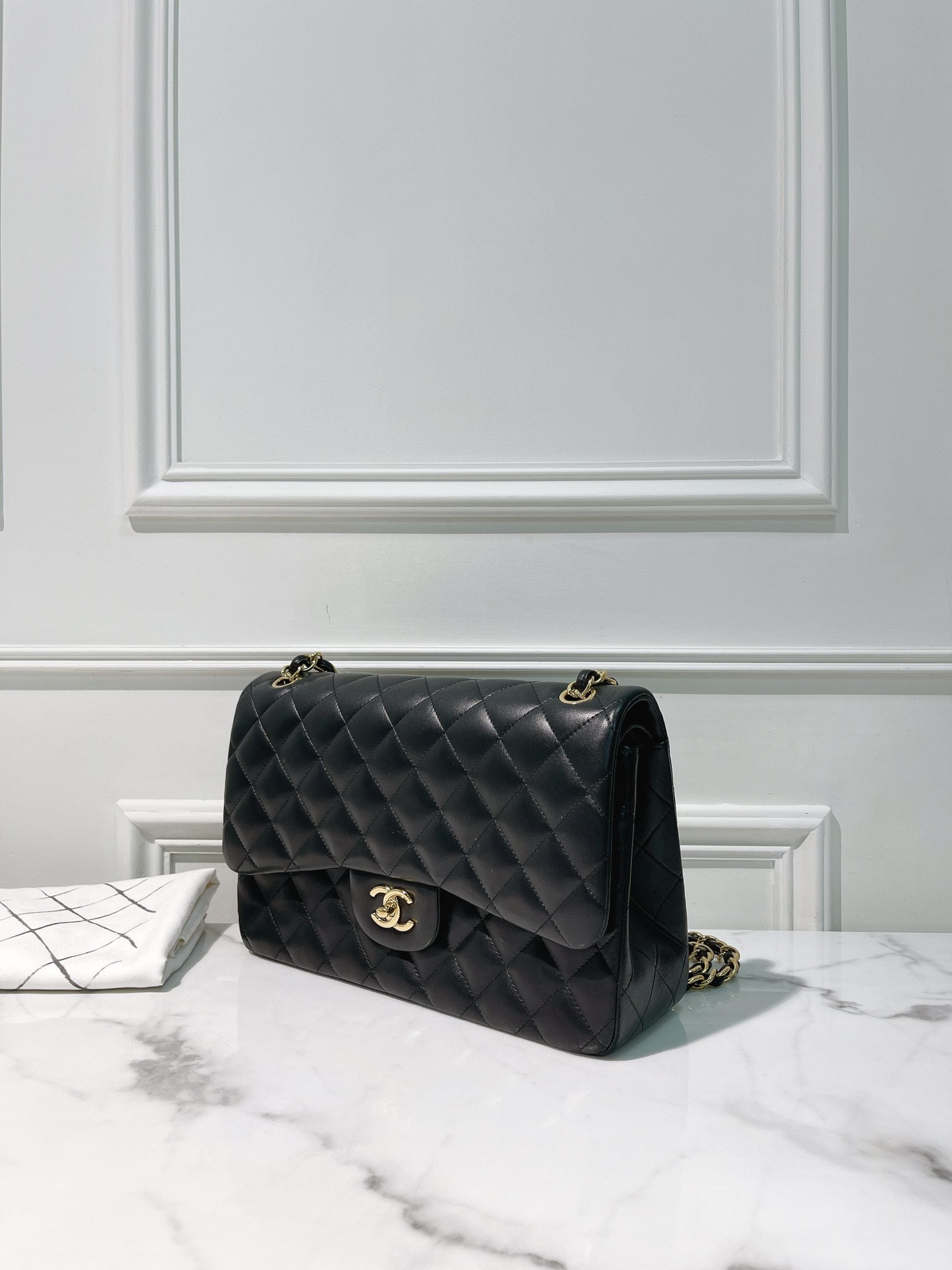 CHANL JUMBO CLASSIC FLAP, Black/Gold