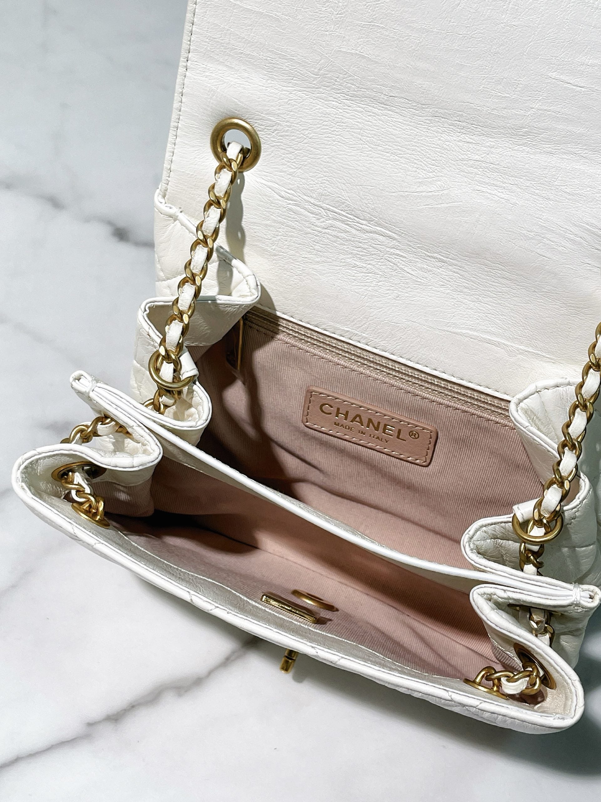 CHANEL 22C MINI SQUARE, White/Gold