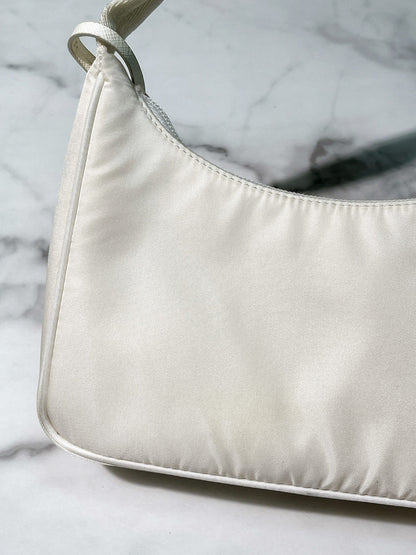 PRADA RE-EDITON 2000 HOBO, White/Silver