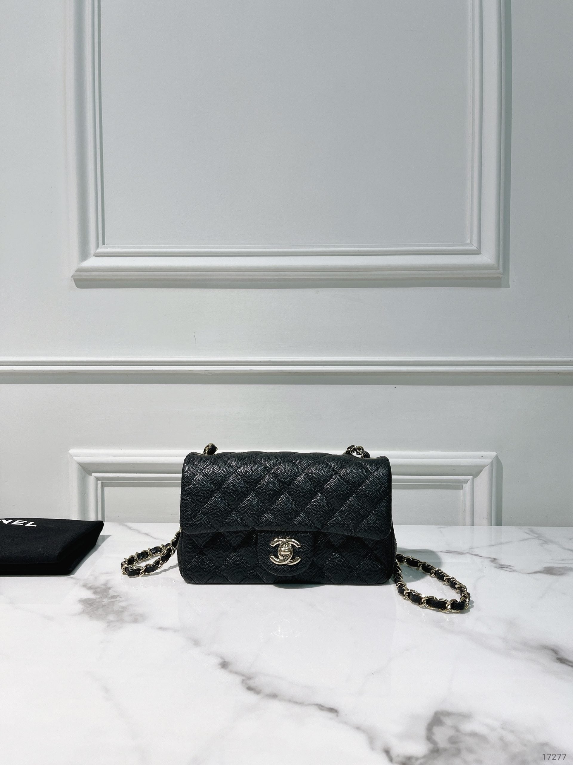 CHANEL MINI FLAP CAVIAR, Black/Gold