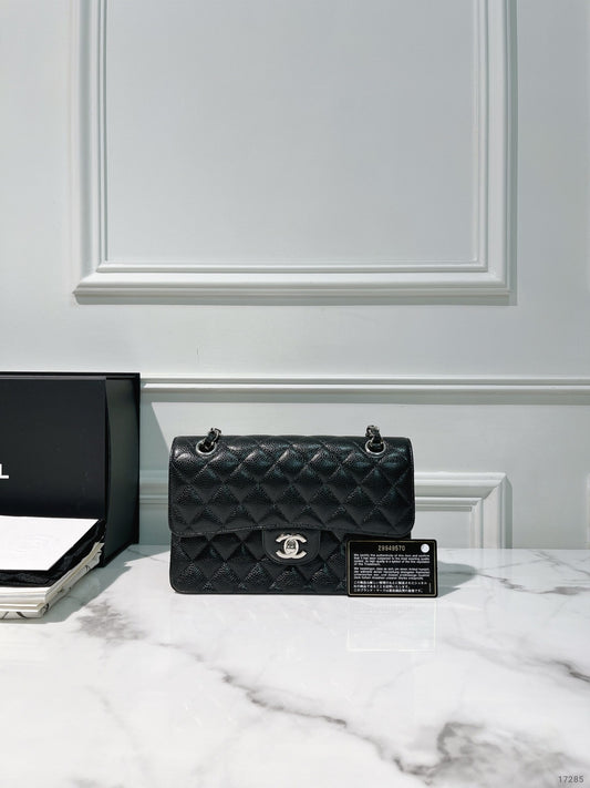 CHANEL SMALL CLASSIC FLAP, Black/Silver