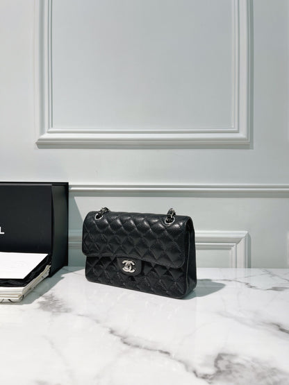 CHANEL SMALL CLASSIC FLAP, Black/Silver