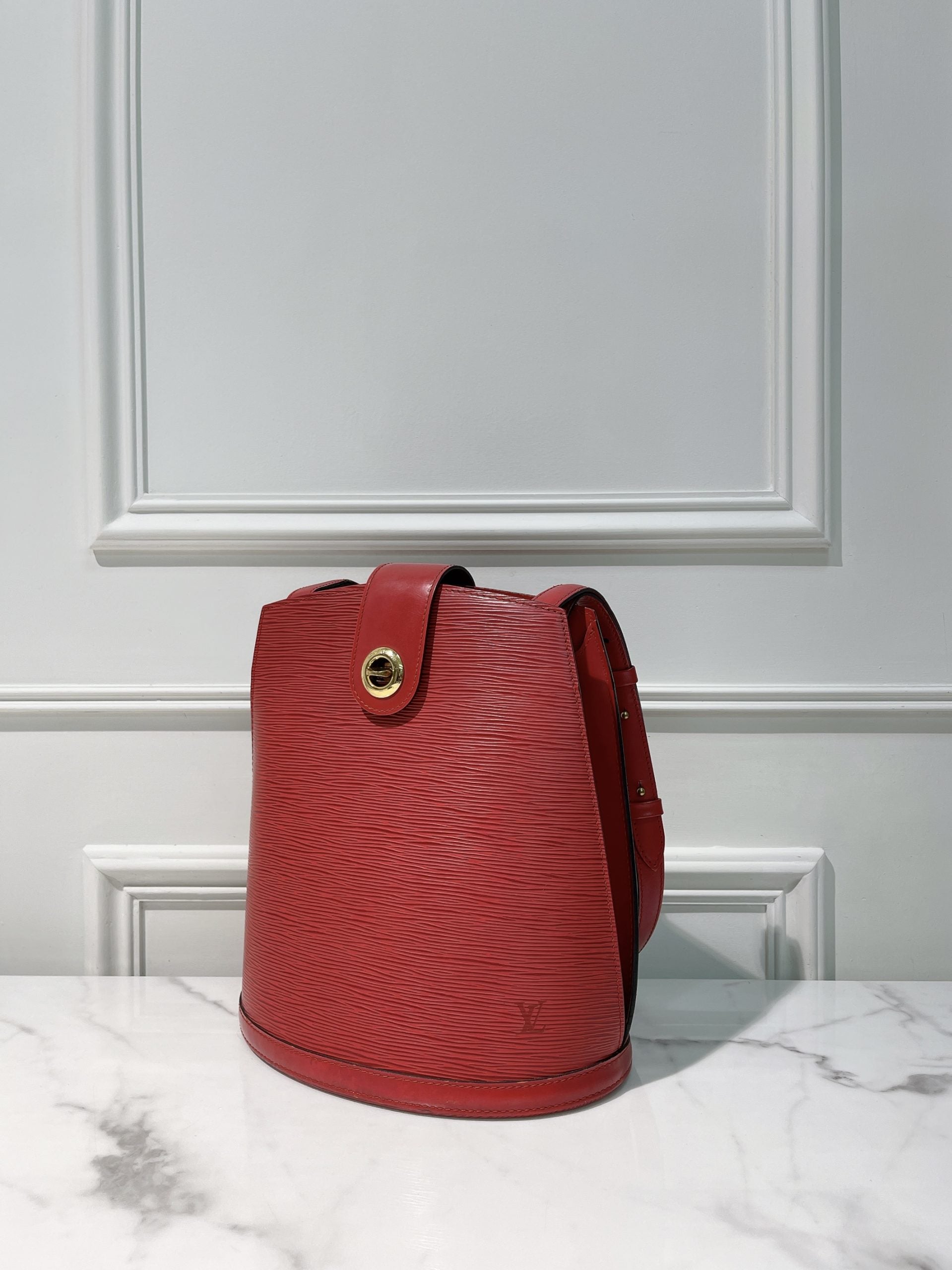 LV VINTAGE CLUNY BUCKET BAG