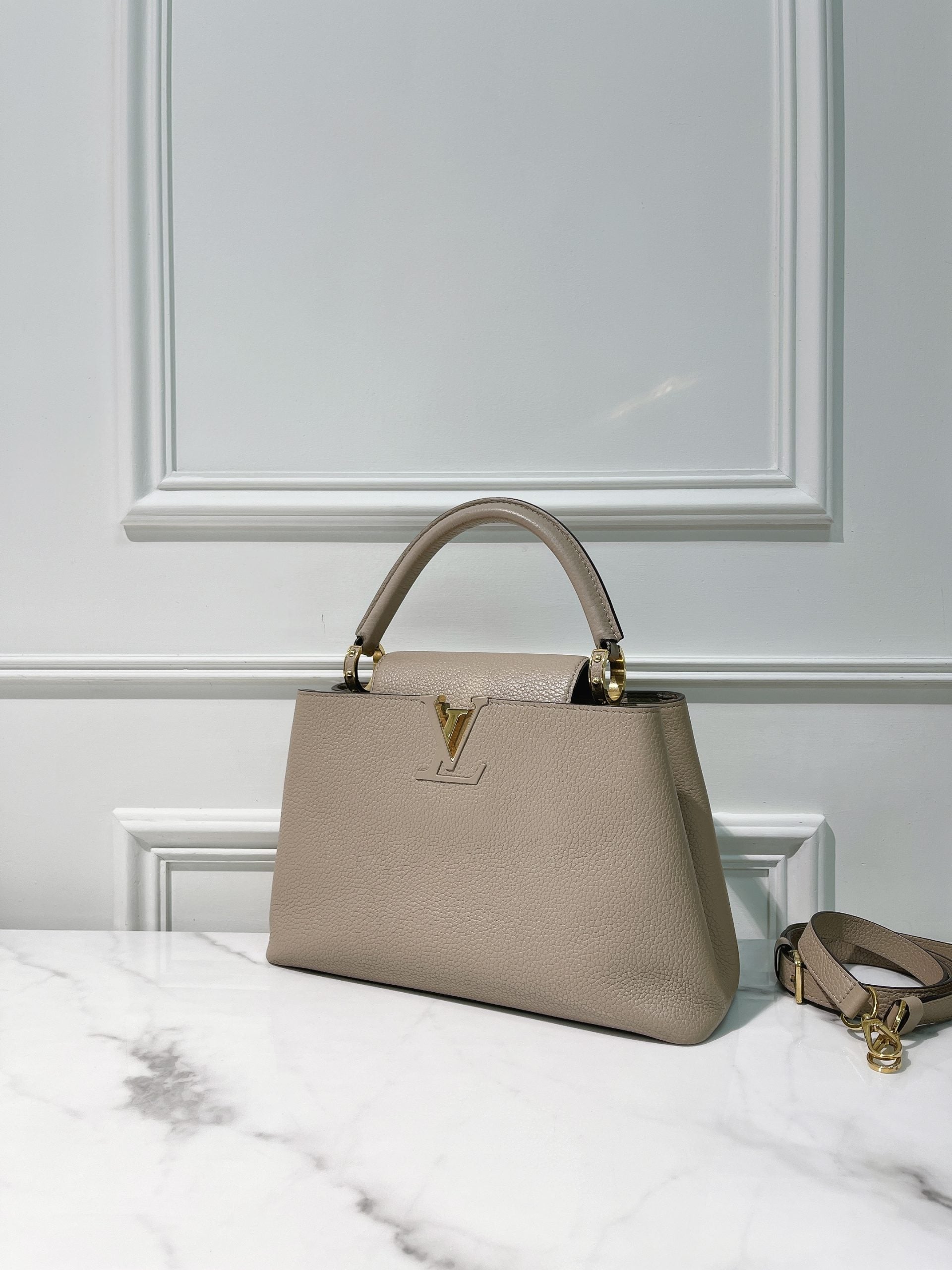 LV CAPUCINES MM, Grey/Gold