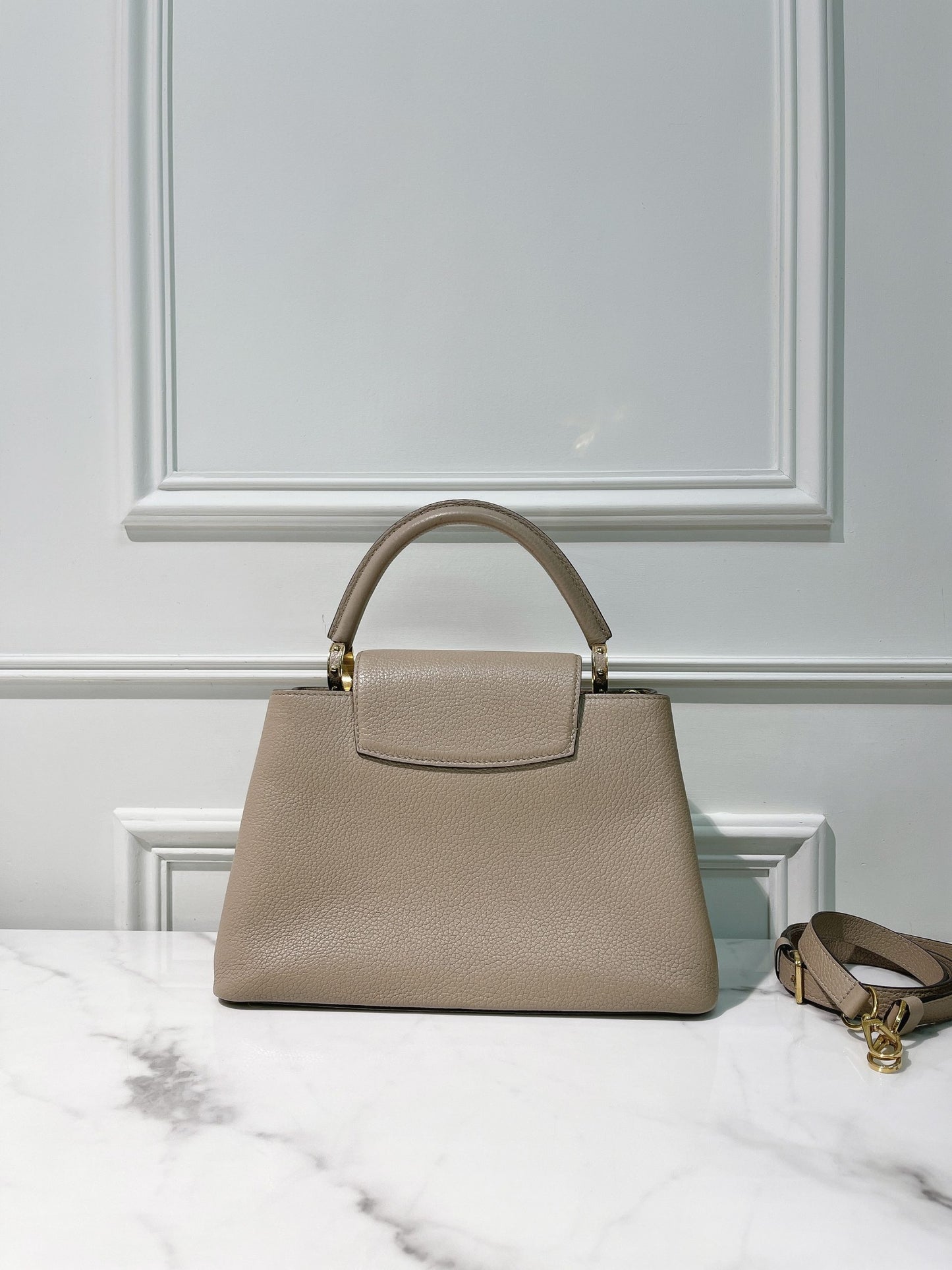 LV CAPUCINES MM, Grey/Gold