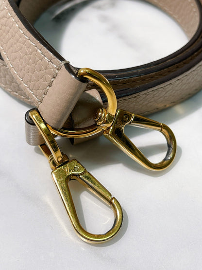 LV CAPUCINES MM, Grey/Gold