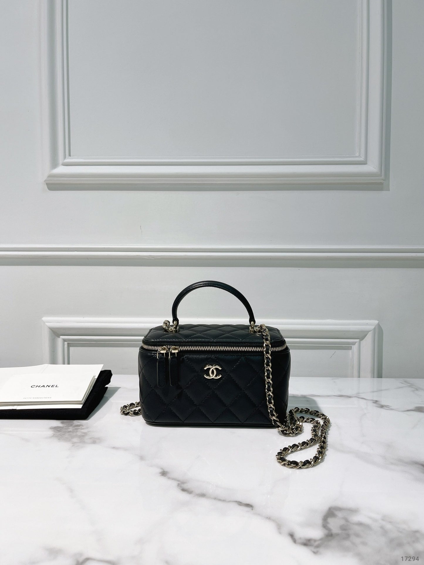 CHANEL TOP HANDLE VANITY CASE, Black/Gold