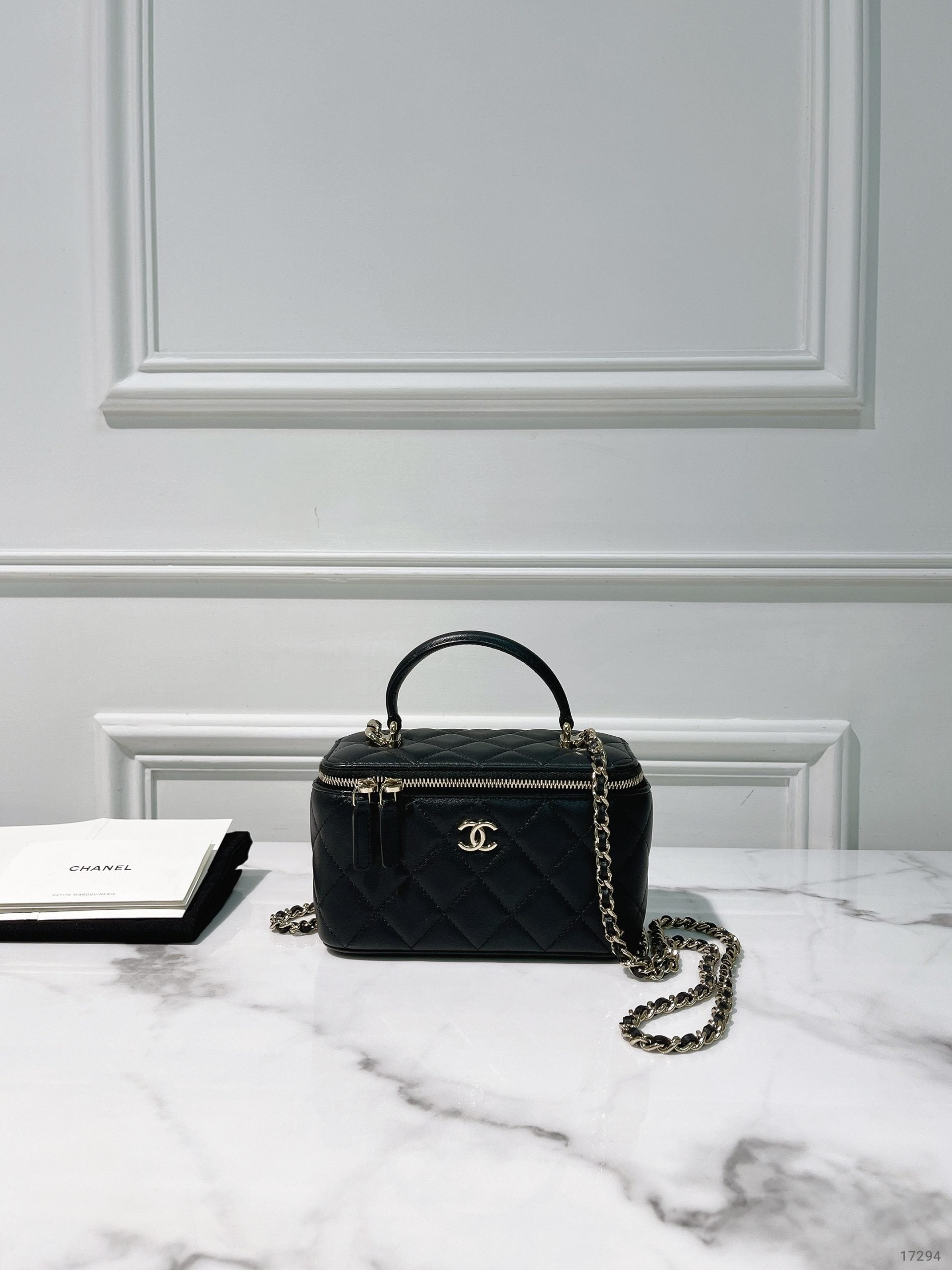 CHANEL TOP HANDLE VANITY CASE, Black/Gold