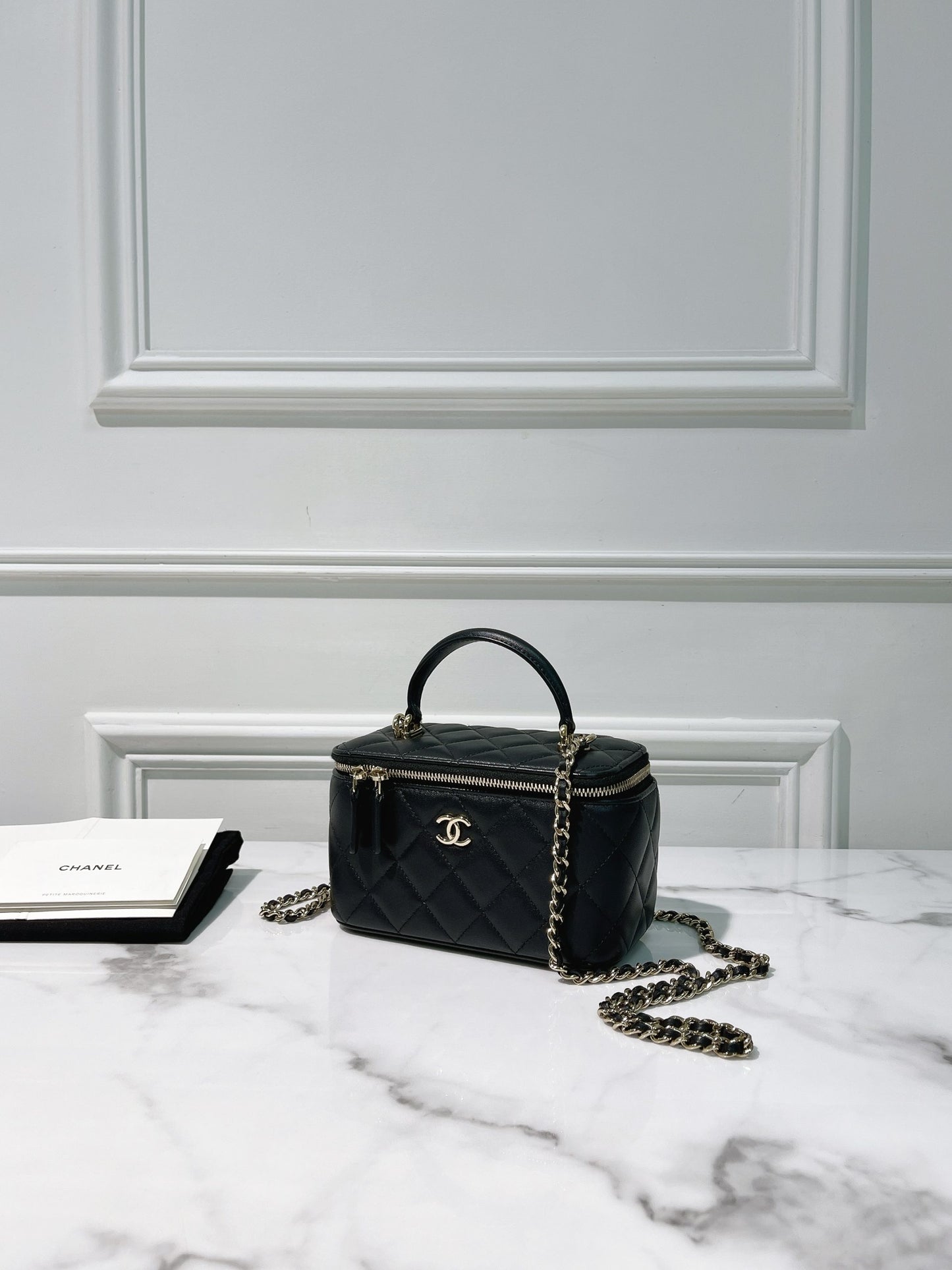 CHANEL TOP HANDLE VANITY CASE, Black/Gold