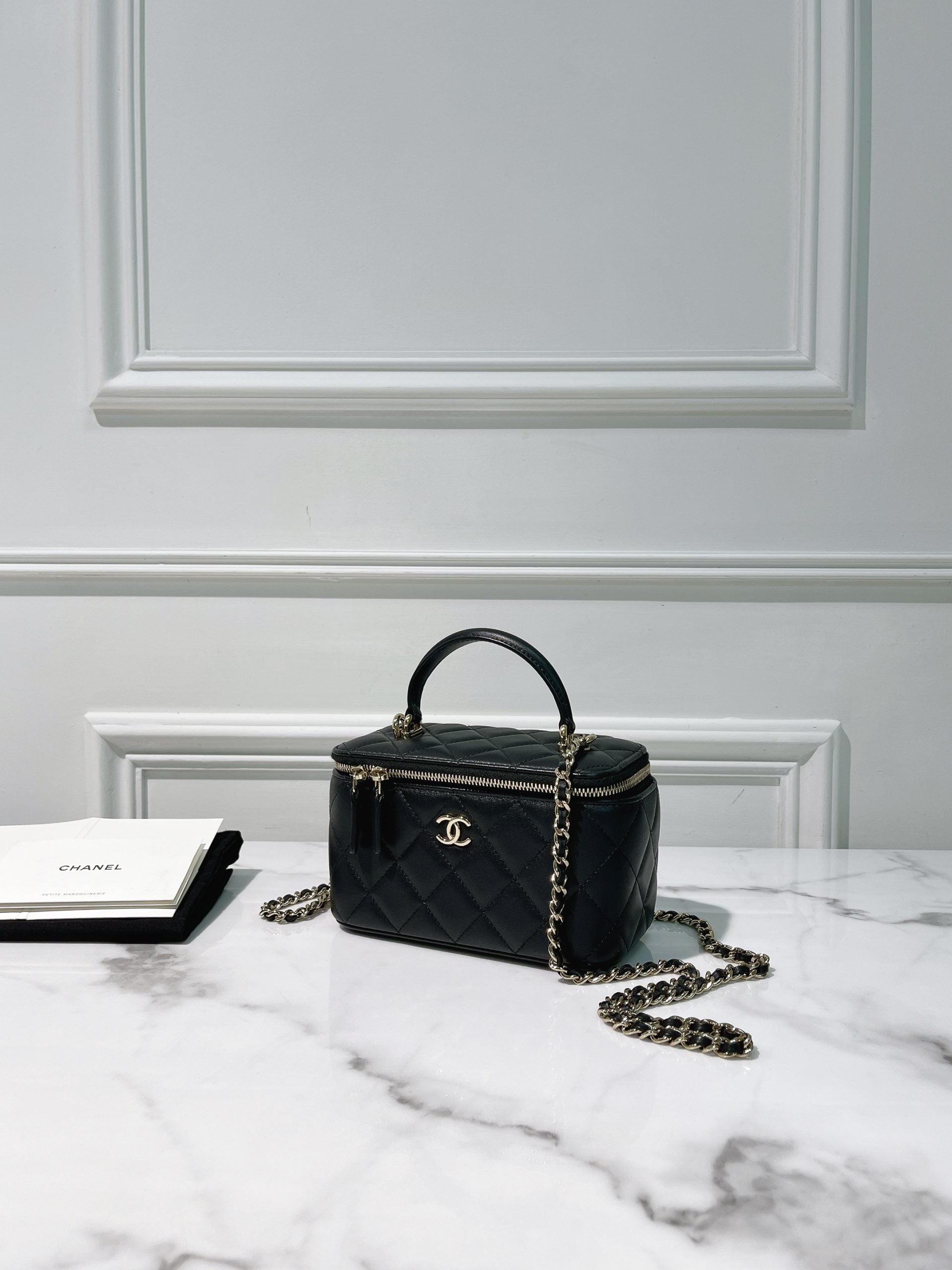 CHANEL TOP HANDLE VANITY CASE, Black/Gold