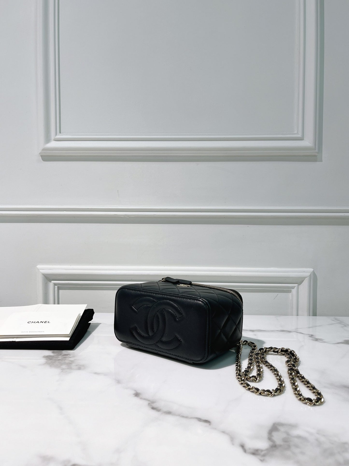 CHANEL TOP HANDLE VANITY CASE, Black/Gold