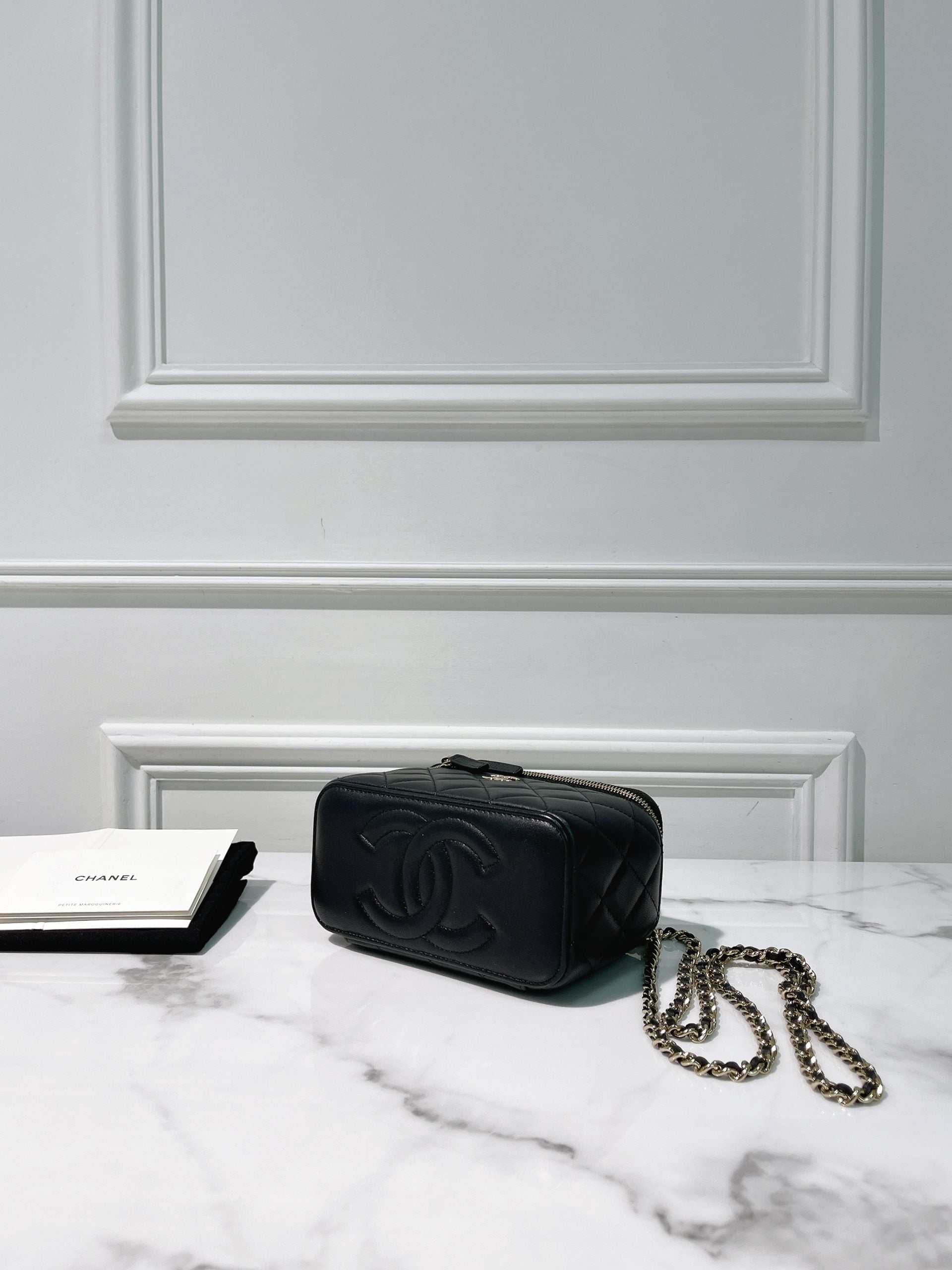 CHANEL TOP HANDLE VANITY CASE, Black/Gold