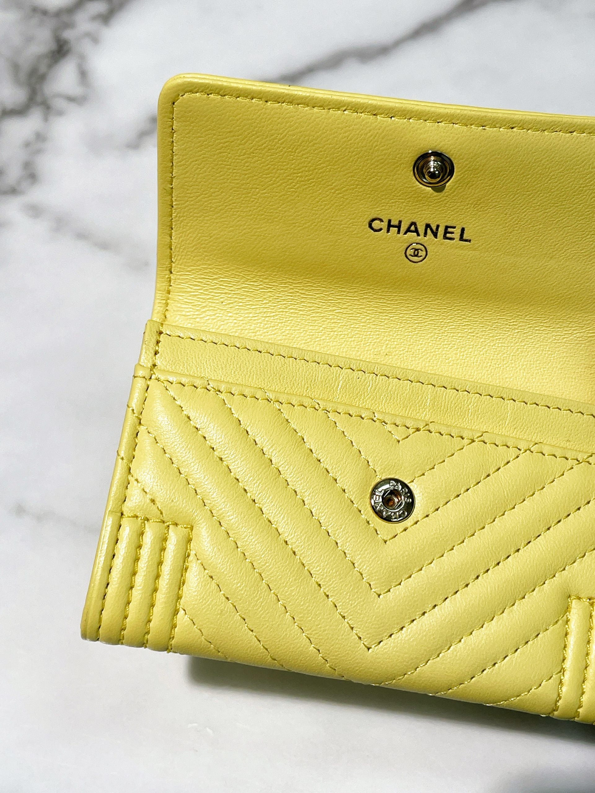 CHANEL CARD HOLDER, Yellow/Gold