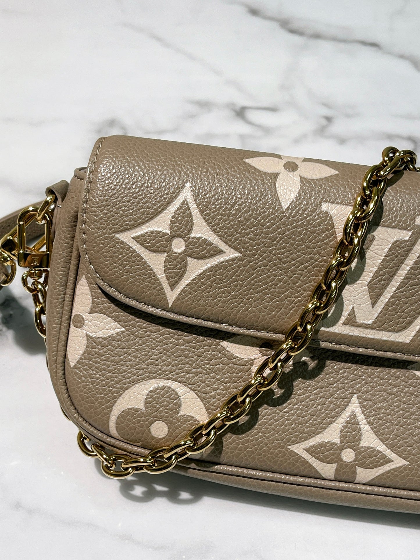 LV IVY, Tourterelle/Crème