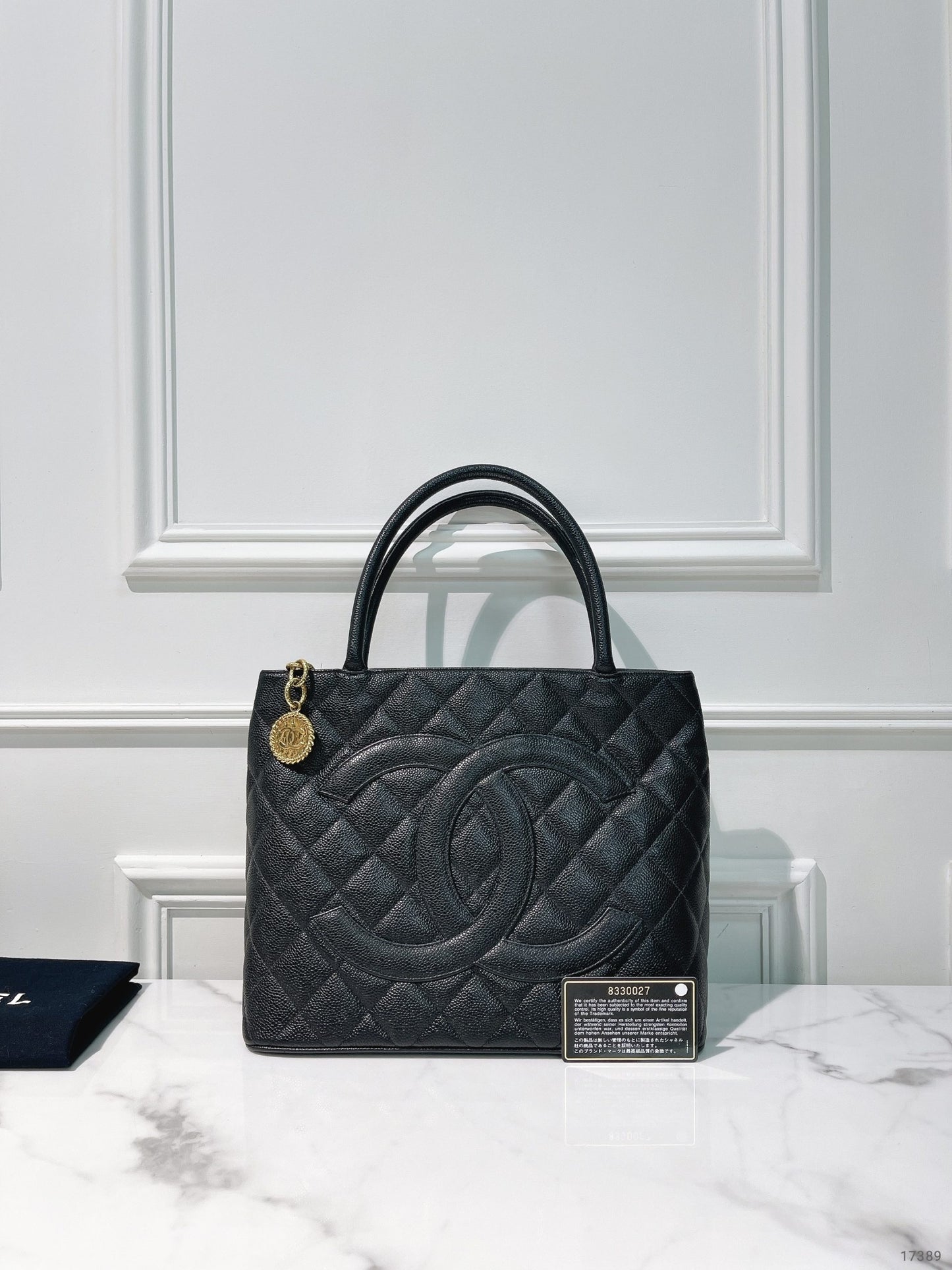 CHANEL MADALLION, Black/Gold