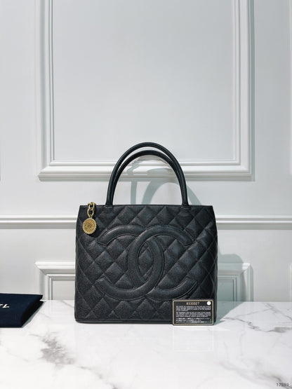 CHANEL MADALLION, Black/Gold