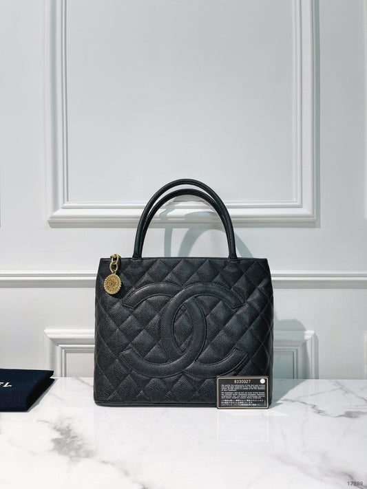 CHANEL MADALLION, Black/Gold