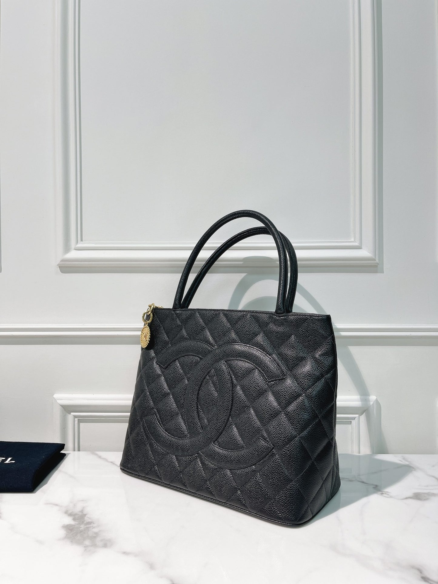 CHANEL MADALLION, Black/Gold