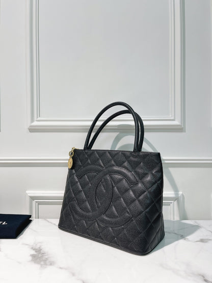 CHANEL MADALLION, Black/Gold