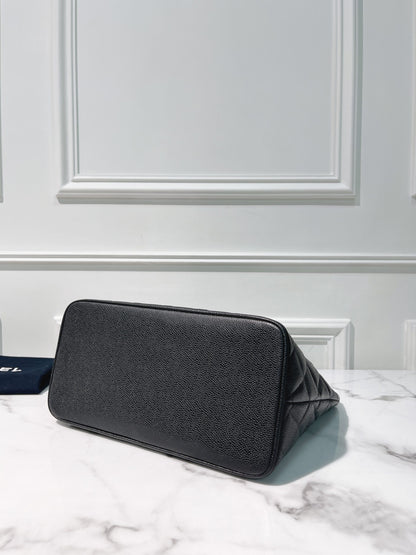 CHANEL MADALLION, Black/Gold