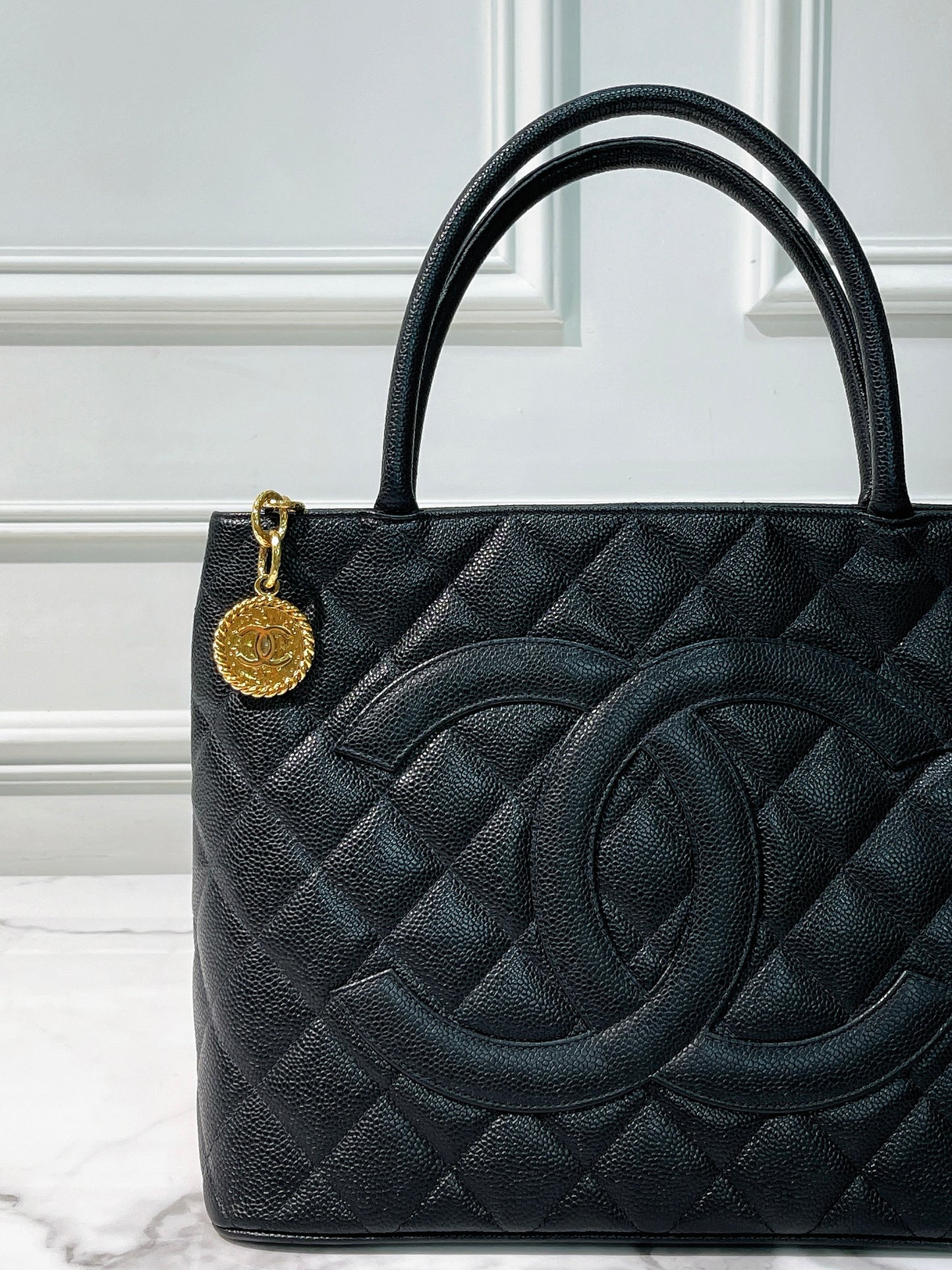CHANEL MADALLION, Black/Gold
