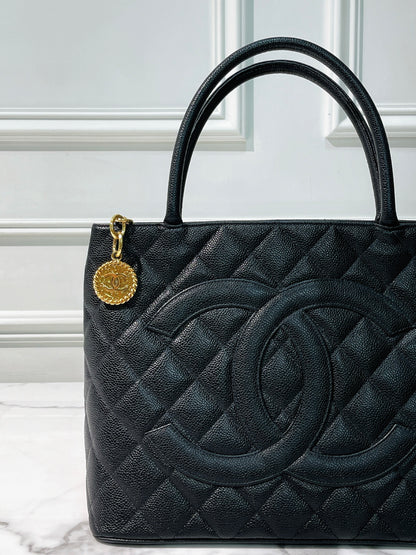 CHANEL MADALLION, Black/Gold