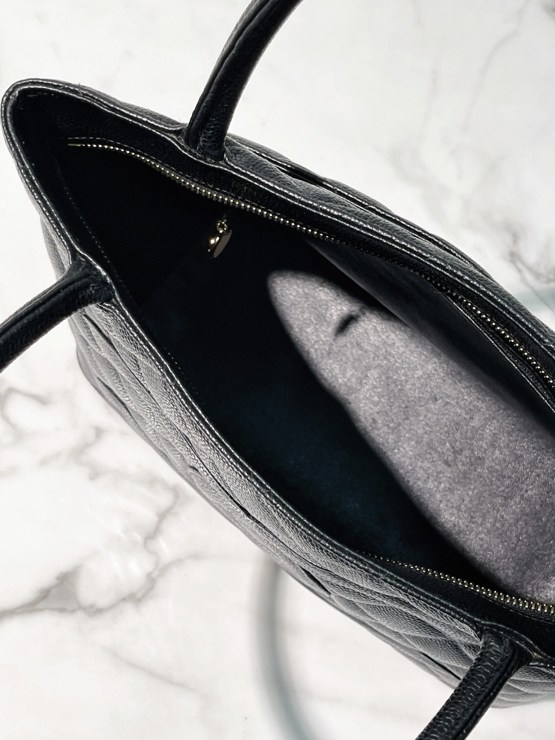 CHANEL MADALLION, Black/Gold