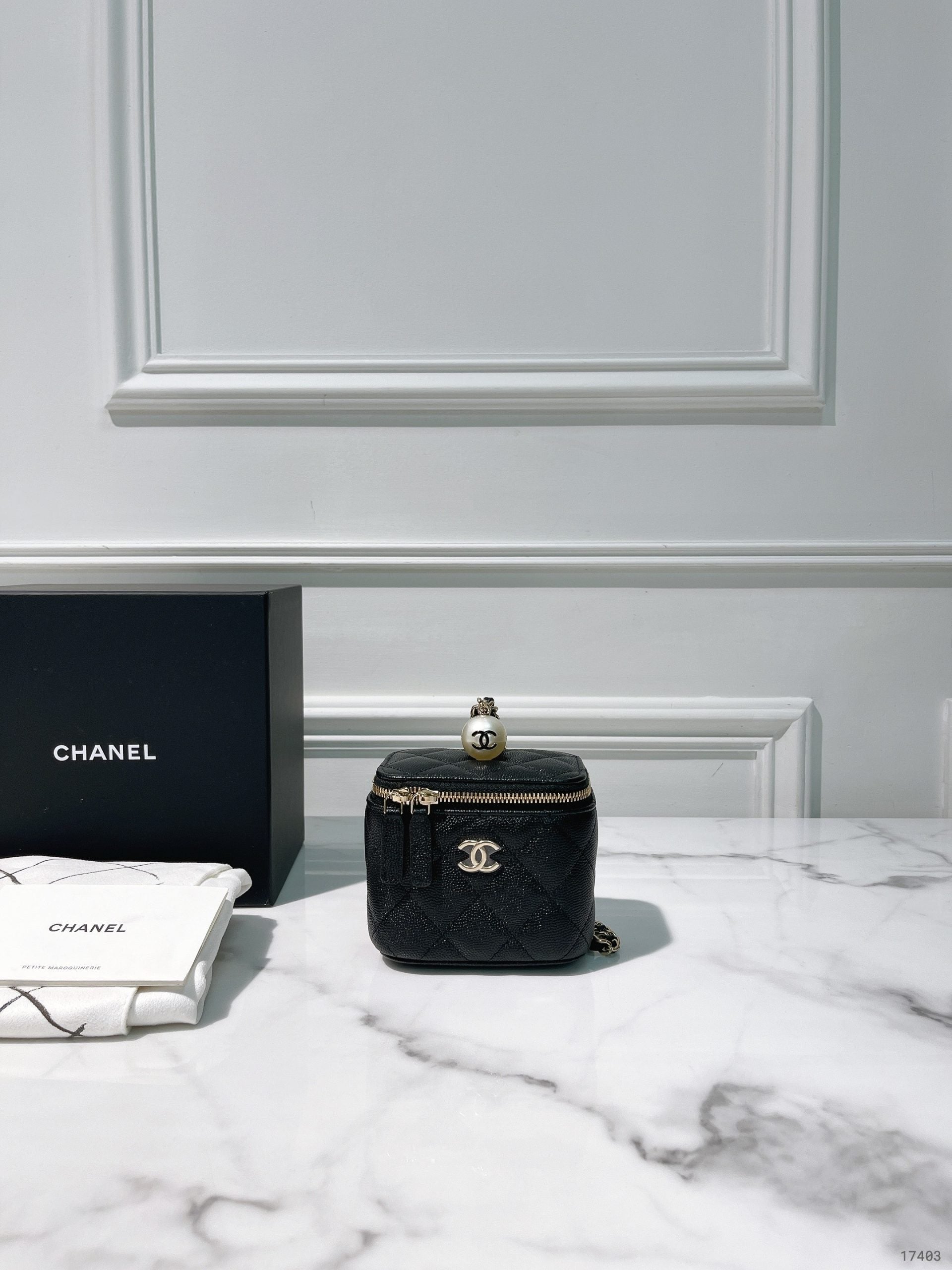 CHANEL 21S MINI VANITY CASE HAND BAG, Black/Gold