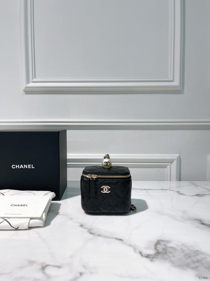 CHANEL 21S MINI VANITY CASE HAND BAG, Black/Gold